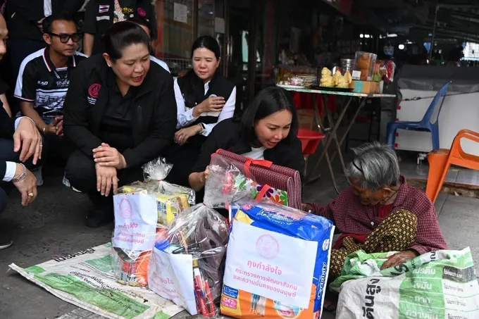 ผู้ช่วย รมว.พม.  นำทีม พม.อยุธยา ลงพื้นที่เยี่ยมผู้สูงอายุพับดอกบัวขาย ณ ตลาดเจ้าพรหม