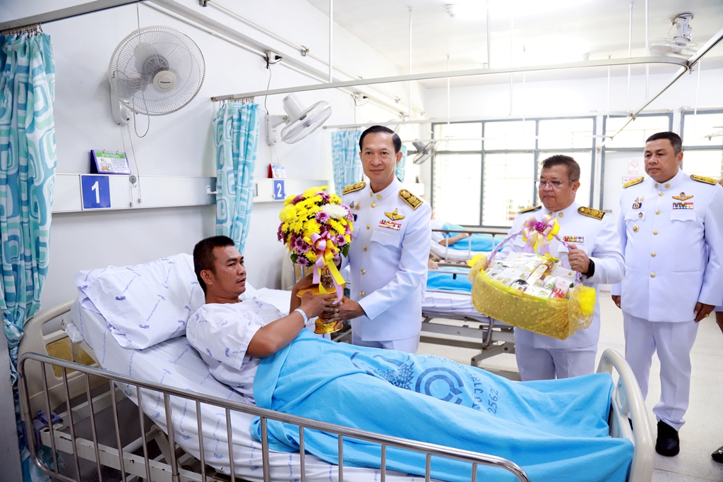 โปรดเกล้าฯ ให้ ผวจ.นราธิวาส เชิญแจกันดอกไม้และตะกร้าสิ่งของพระราชทาน มอบกำลังพลบาดเจ็บจากเหตุความไม่สงบ