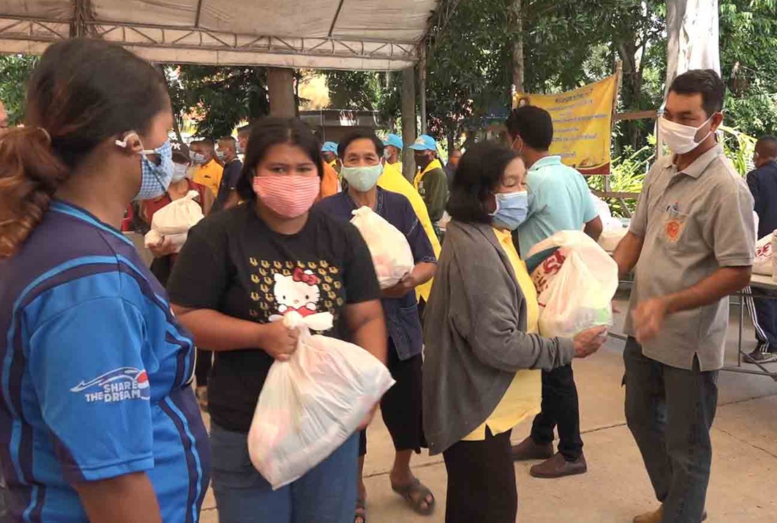 'วัดนาทวี-นักธุรกิจหมื่นล้านชาวมาเลย์' แจกถุงยังชีพกว่าพันชุด