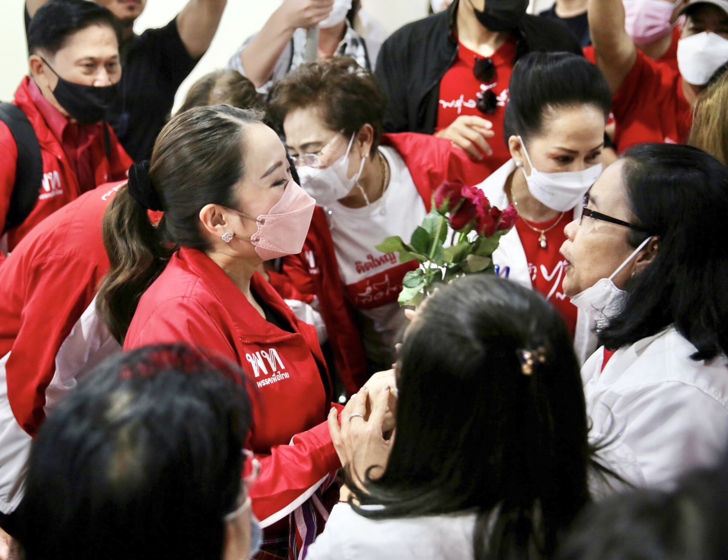 มวลชนอุดรฯ แห่รับส่งเสียงสู้ๆดังลั่นสนามบิน ’แพทองธาร’ พร้อมนำคณะลุยปราศรัยใหญ่ ทุ่งศรีเมือง 