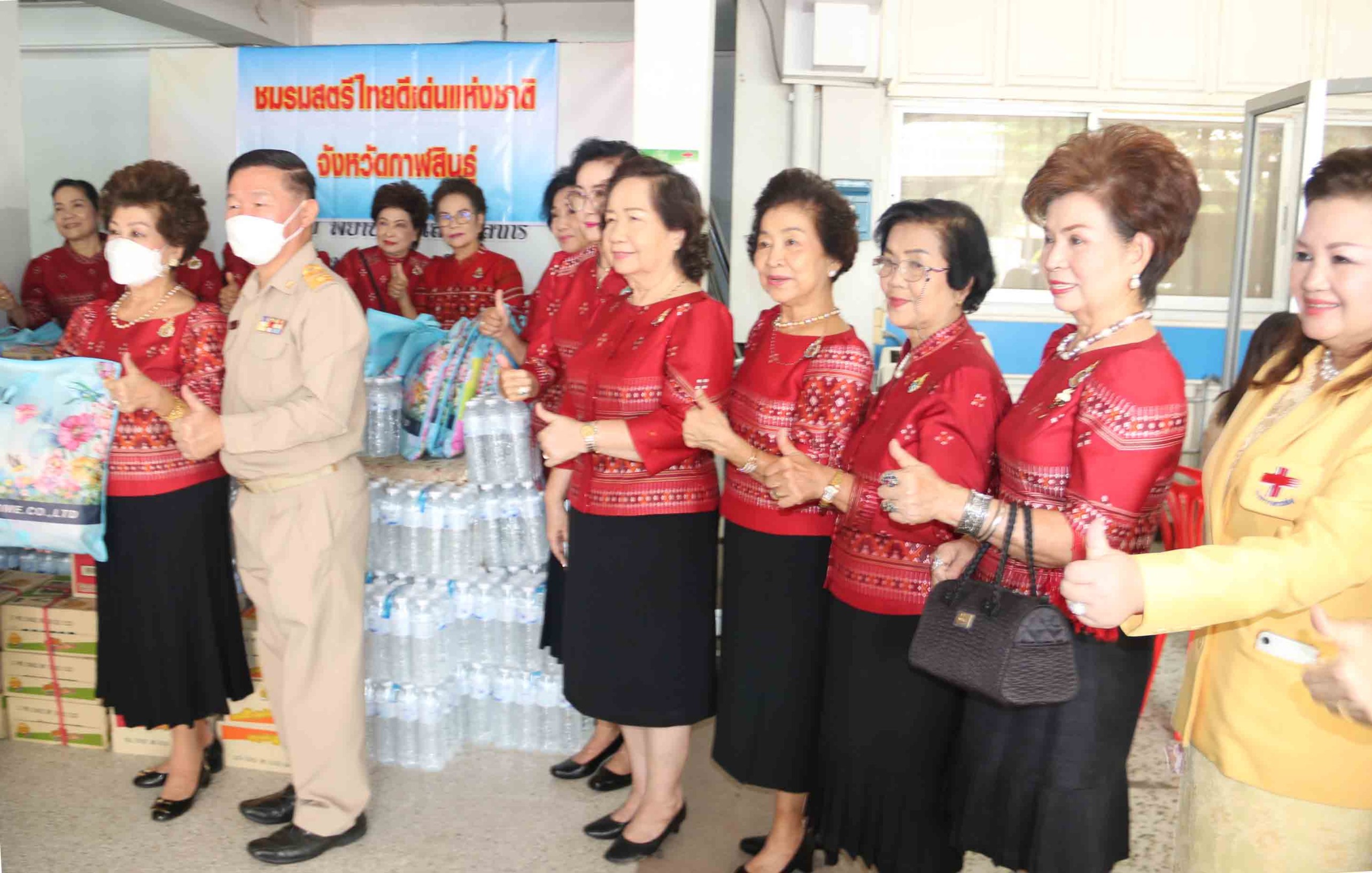กาฬสินธุ์รวมพลังคนใจบุญสมทบทุนมอบสิ่งของช่วยโรงพยาบาล