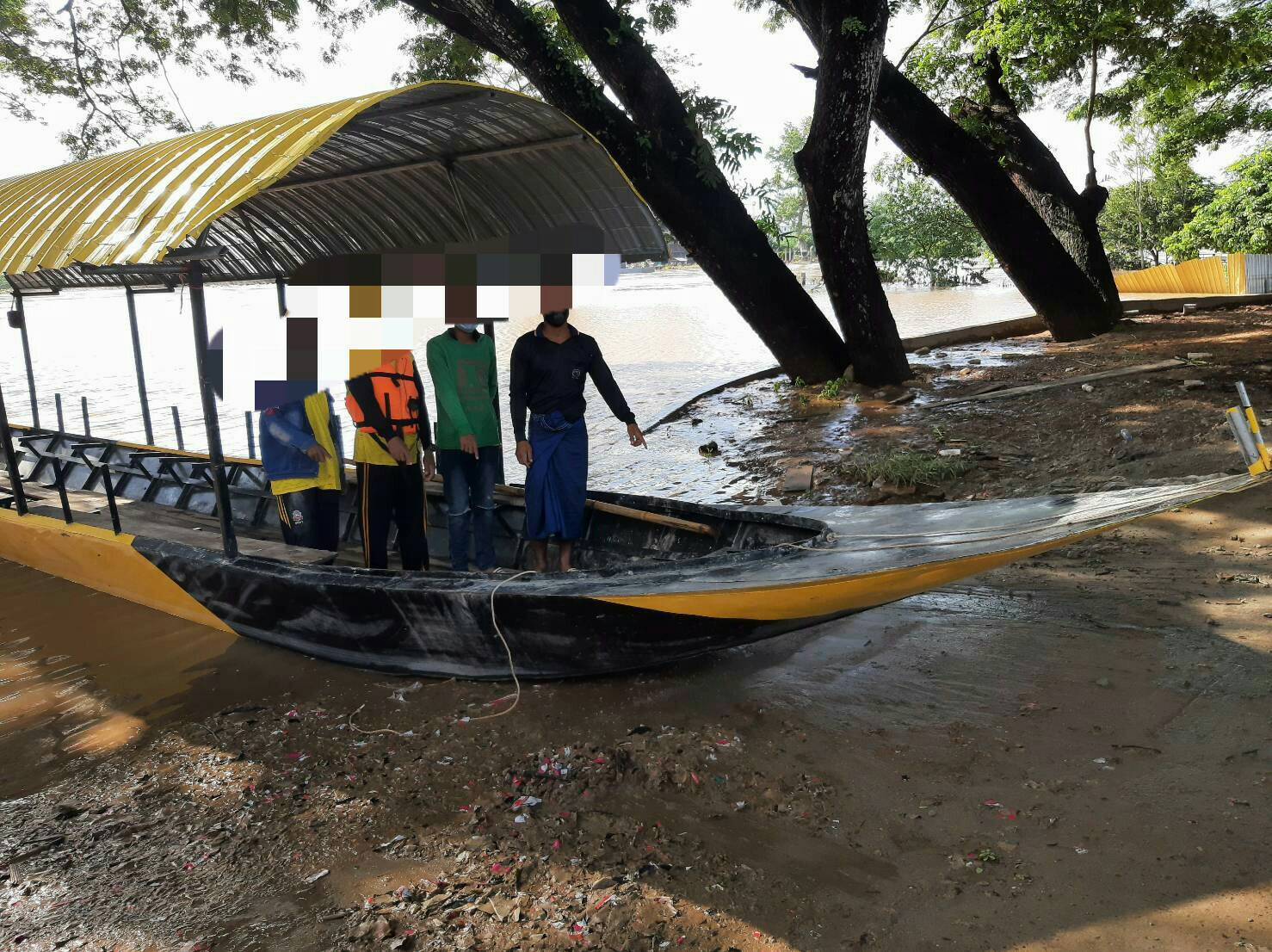 ทหารฉก.ร.4 รวบชาวไทยและเมียนมา  อาศัยช่วงน้ำเมยล้นตลิ่ง นั่งเรือยนต์หางยาวลักลอบข้ามแดน ที่บริเวณริมแม่น้ำเมยชายแดนอ.แม่สอด