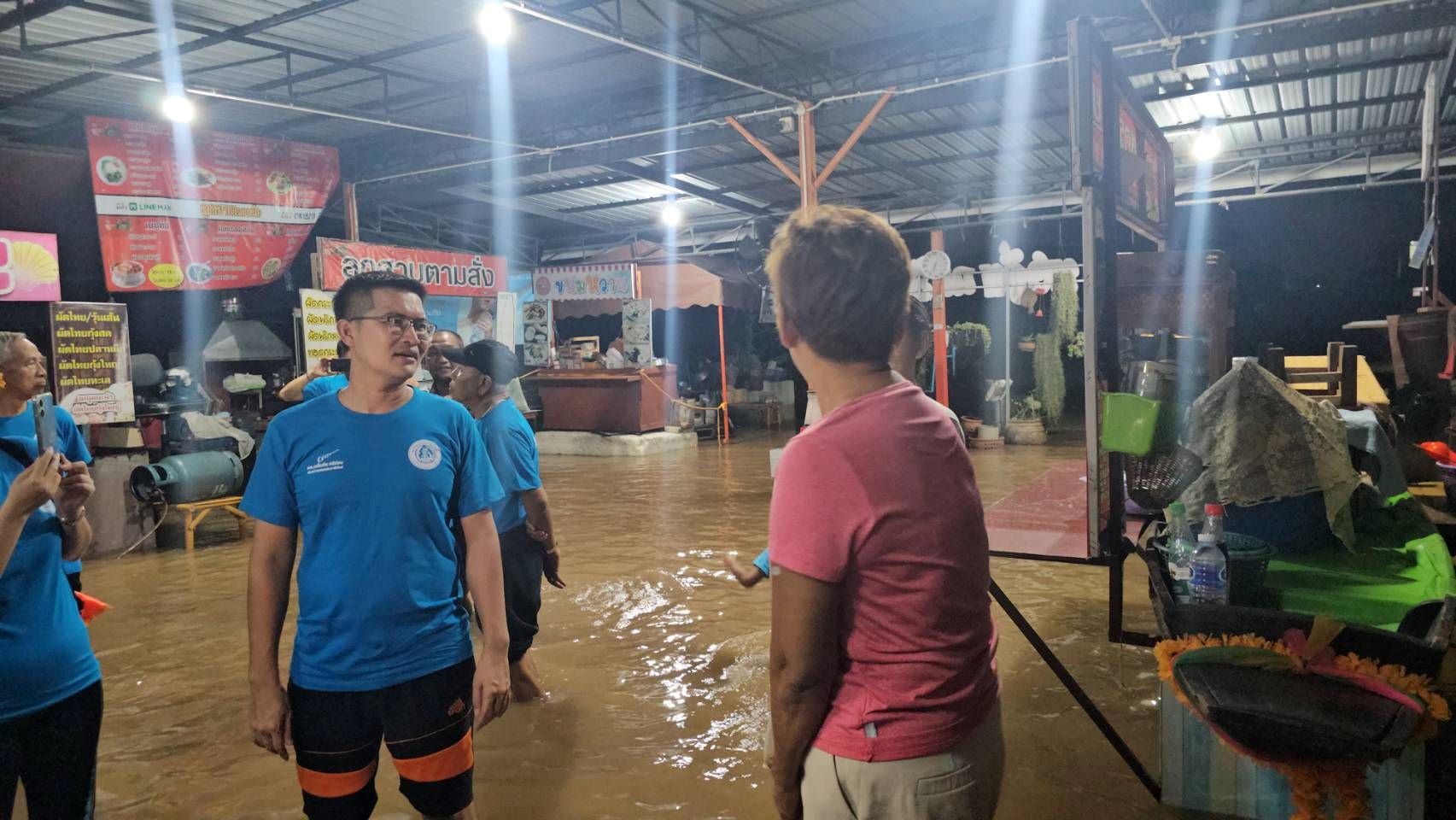'เต้'มงคลกิตติ์นำทีมอดีตผู้สมัครส.ส.ปทุมธานีปชป.ลงพื้นที่ตรวจสอบน้ำท่วมปทุมธานีพร้อมเสนอปรับเกณฑ์เยียวยา  
