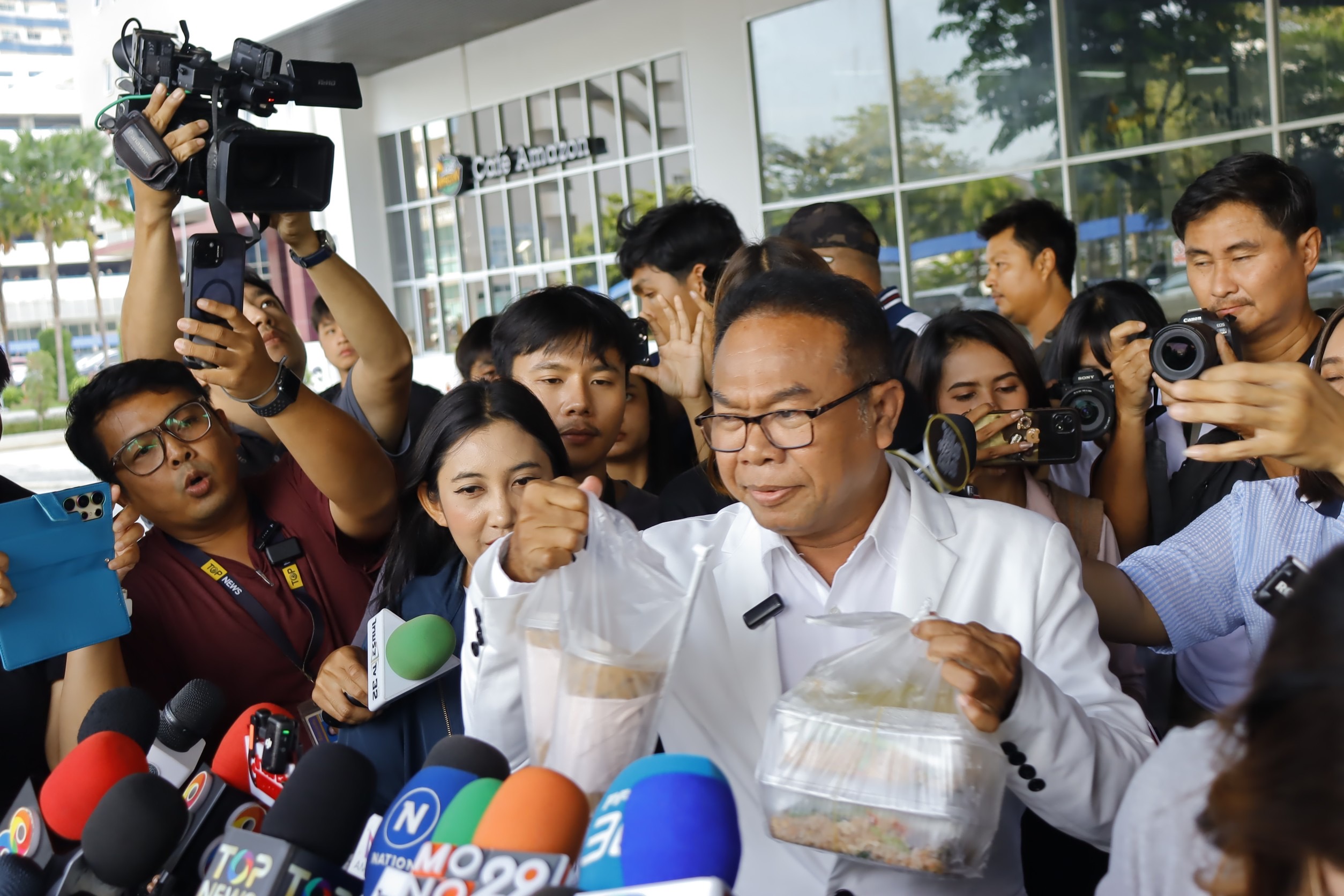 ‘ครูปรีชา’หิ้วกาแฟพร้อมข้าวผัด มอบ’ทนายตั้ม-ภรรยา’ปัดซ้ำเติม แต่มาด้วยกัลยานิมิตรที่ดี 