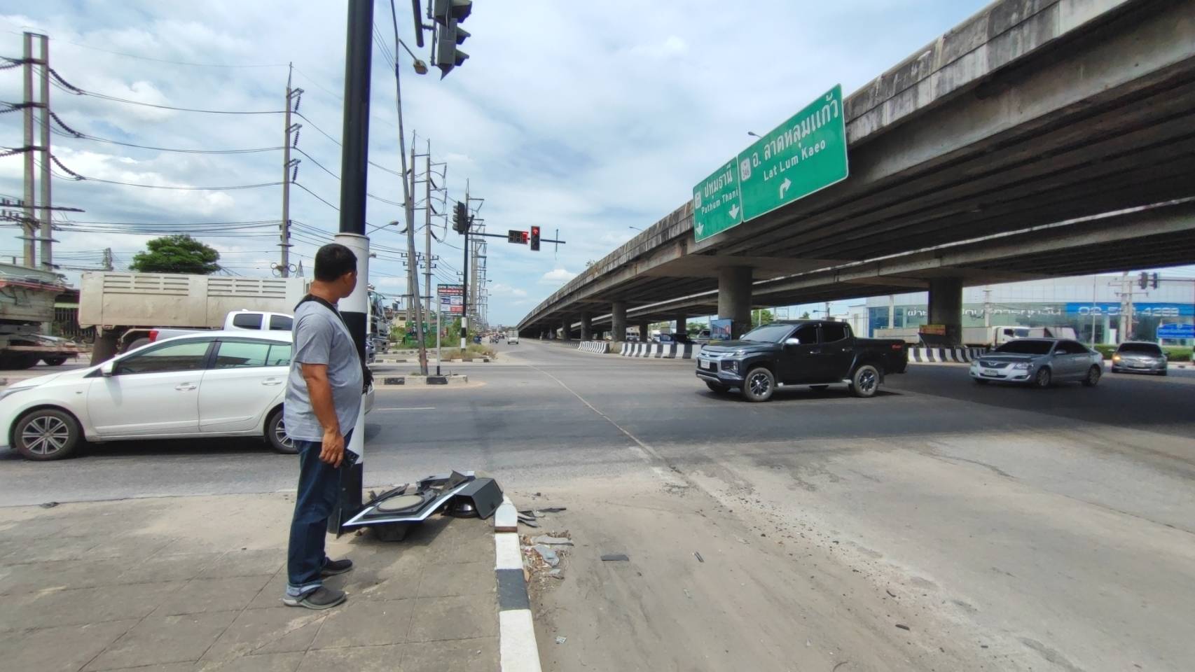 สัญญาณไฟจราจรร่วงลงบนถนนเกือบโดนรถจอดติดไฟแดงบริเวณแยกสันติสุขมุ่งหน้าสะพานปทุมธานี1 
