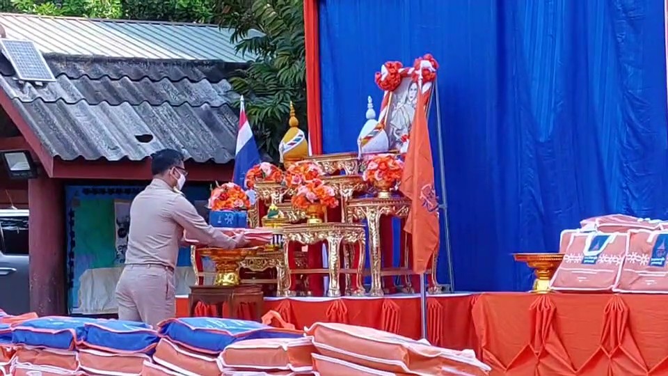 พระราชทานเครื่องนุ่งห่มกันหนาวและยารักษาโรคช่วยเหลือผู้ประสบภัยหนาวในพื้นที่จังหวัดแม่ฮ่องสอน