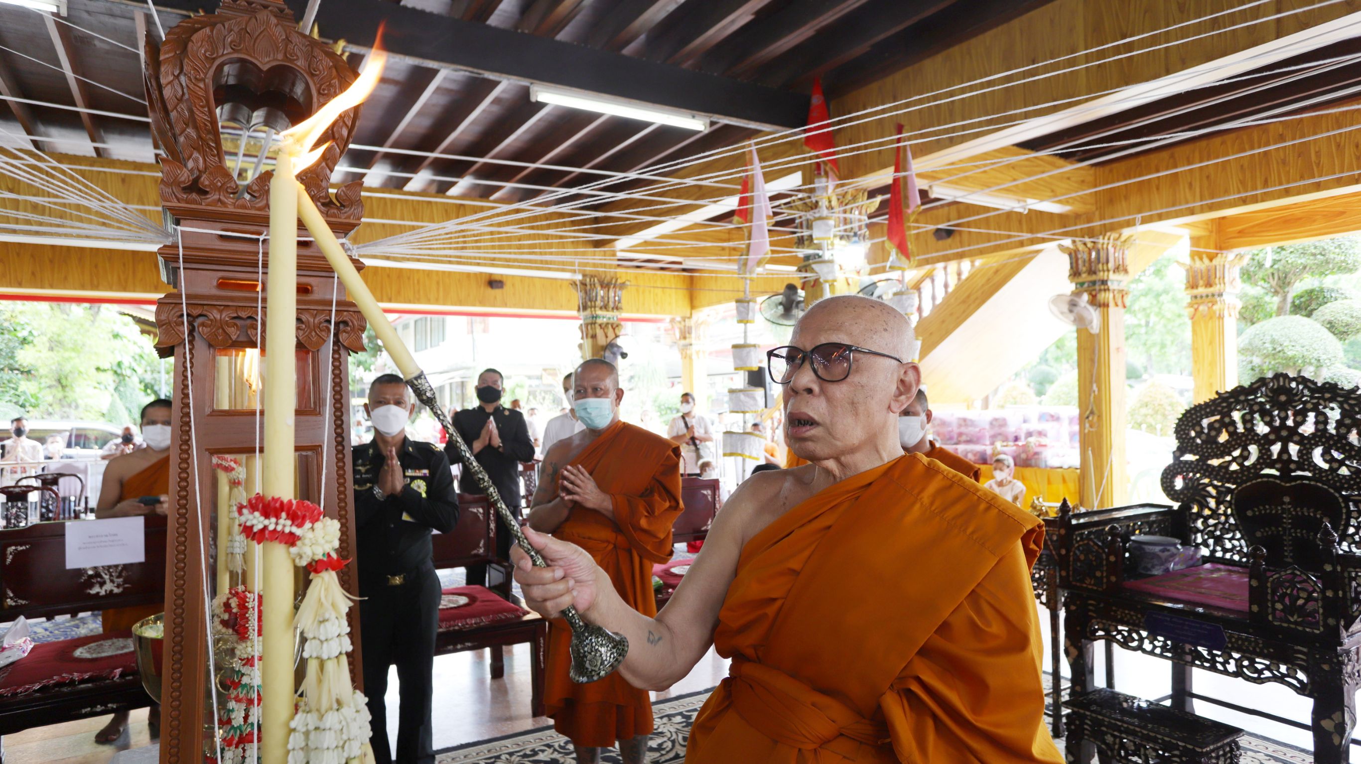 พระเกจิดังแห่งยุคนั่งปรกอธิษฐานจิตพิธีพุทธาภิเษก “ท้าวเวสสุวรรณ รุ่นอริยทรัพย์”(รุ่นแรก)วัดสายไหม
