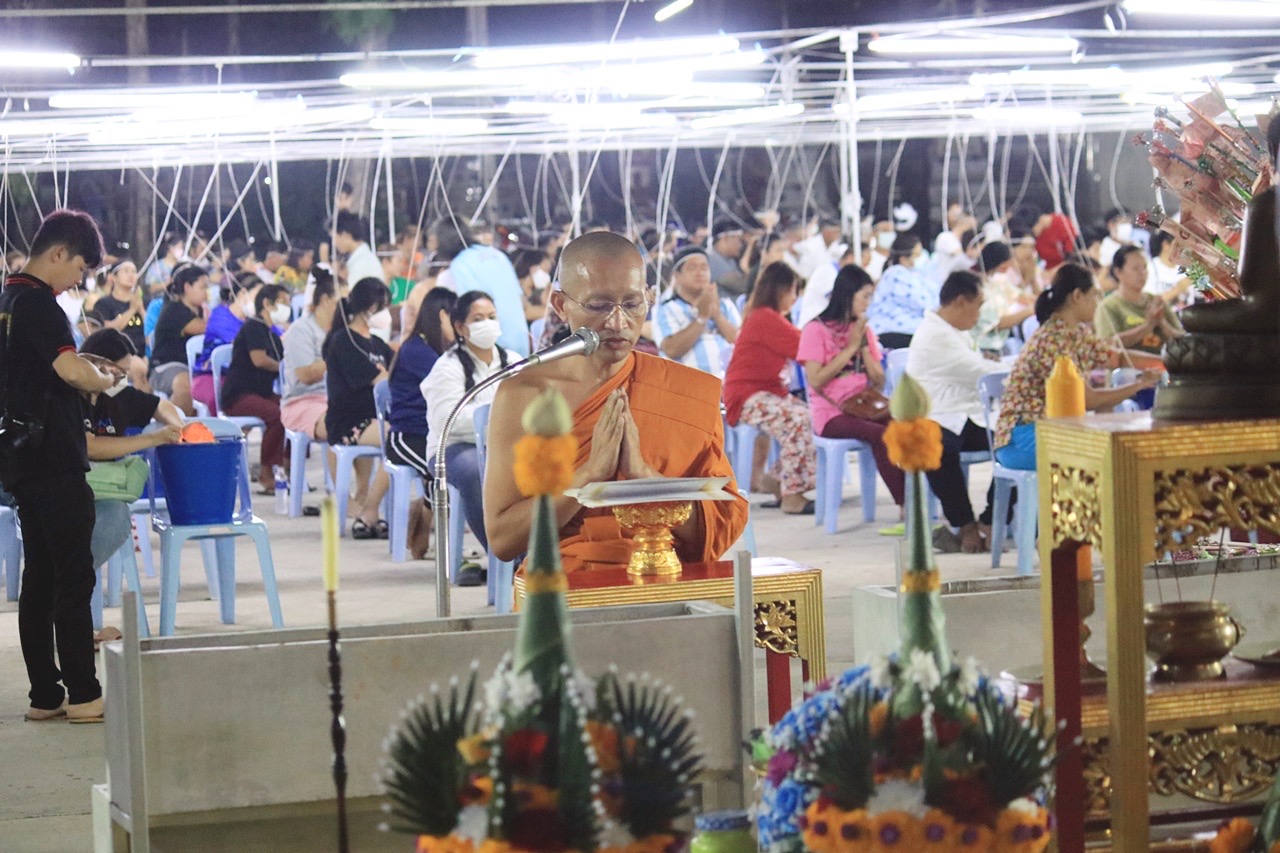 สัตหีบ ประชาชนหลายร้อย แห่อาบน้ำมนต์ธรณีสารใหญ่ เพื่อเป็นสิริมงคล วัดเทพประสาทเตาถ่าน 