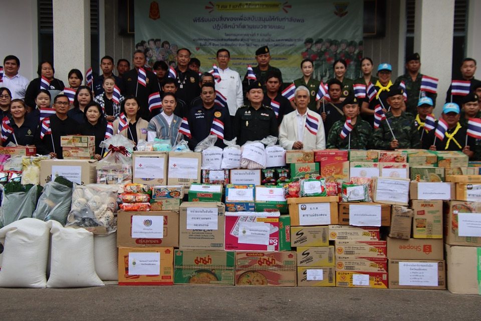 รวมพลังคนแม่ฮ่องสอน! แม่ทัพน้อยที่ 3 รับมอบสิ่งของ “1 คน 1 แรงใจ” ส่งตรงทหารแนวหน้าไทย–กัมพูชา