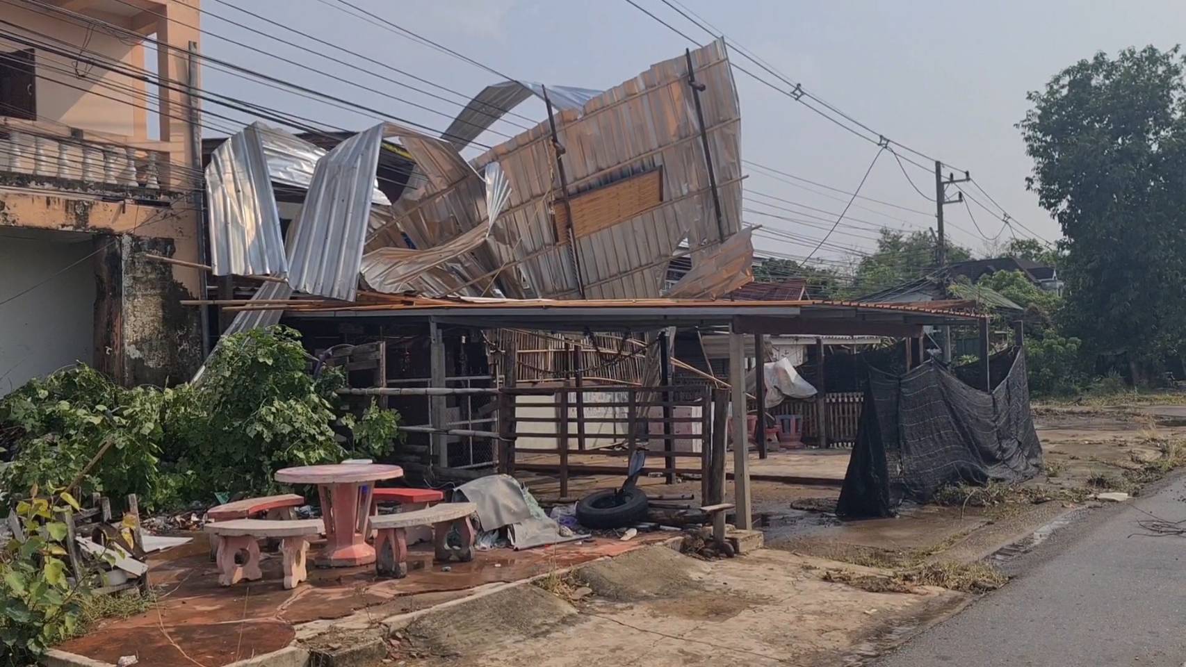 ลำปางอ่วมพายุหมุนถล่มวัดและบ้านเรือนได้รับความเสียหายจำนวนมาก