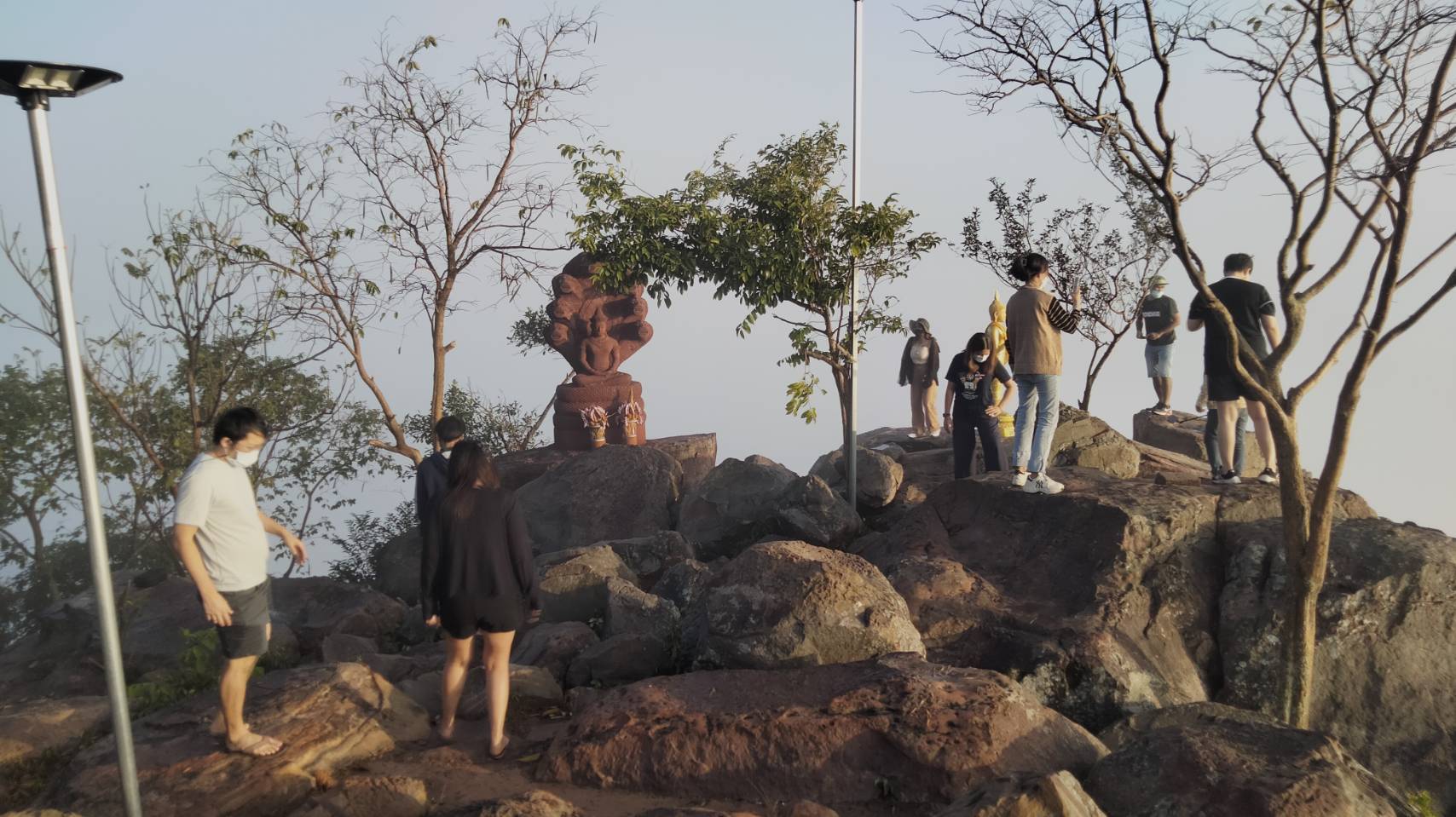 นทท.แน่นเขาพระยาเดินธง รอดูทะเลหมอกยามเช้า