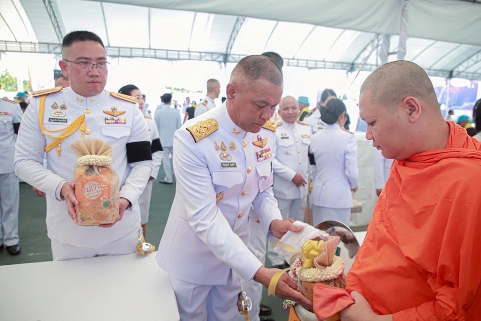 รอง ผบ.ทบ. ร่วมพิธีทำบุญตักบาตรถวายพระราชกุศลฯ เนื่องในวันเฉลิมพระชนมพรรษา สมเด็จพระนางเจ้าฯ พระบรมราชินี