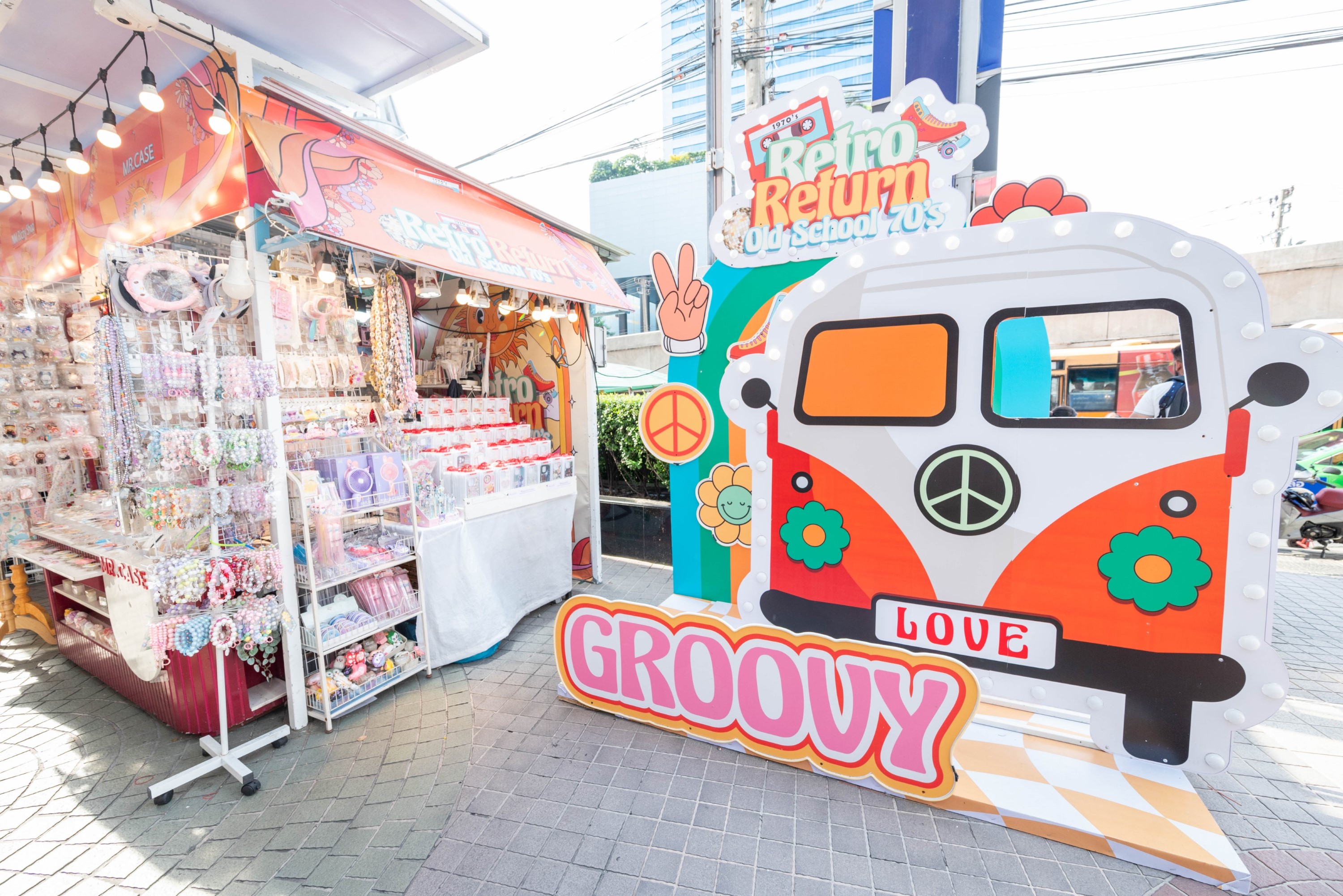 ศูนย์การค้าแพลทินัม ชวนช้อปสุดชิลในงาน “Retro Return Old School 70's” วันนี้-30 มิ.ย.67