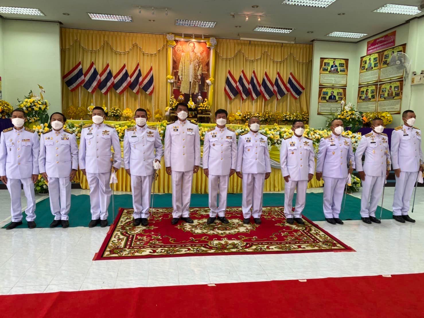 ผกก.สภ.พะวอ นำข้าราชการตำรวจ ร่วมพิธีสงฆ์เจริญพระพุทธมนต์และทำบุญตักบาตรถวายพระราชกุศล ฯ  เนื่องในวันคล้ายวันพระบรมราชสมภพ ร.9 