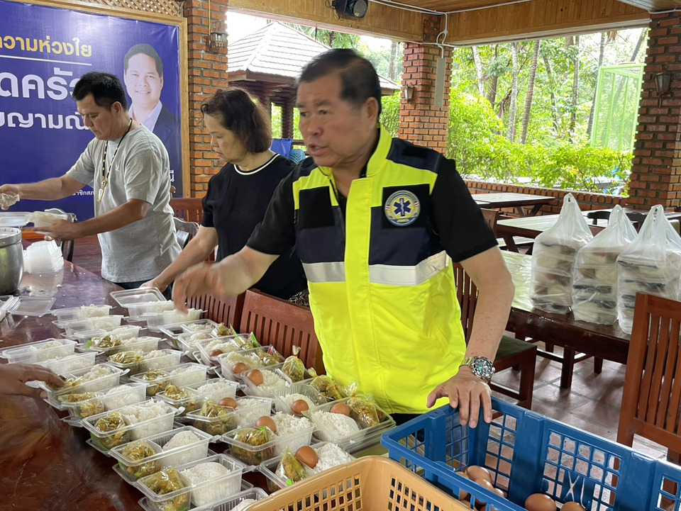 "นิพนธ์–สรรเพชญ" จัดโรงครัว “บุญญามณี” ส่งมอบอาหารช่วยผู้ประสบภัยน้ำท่วม ต่อเนื่องเป็นวันที่ 2