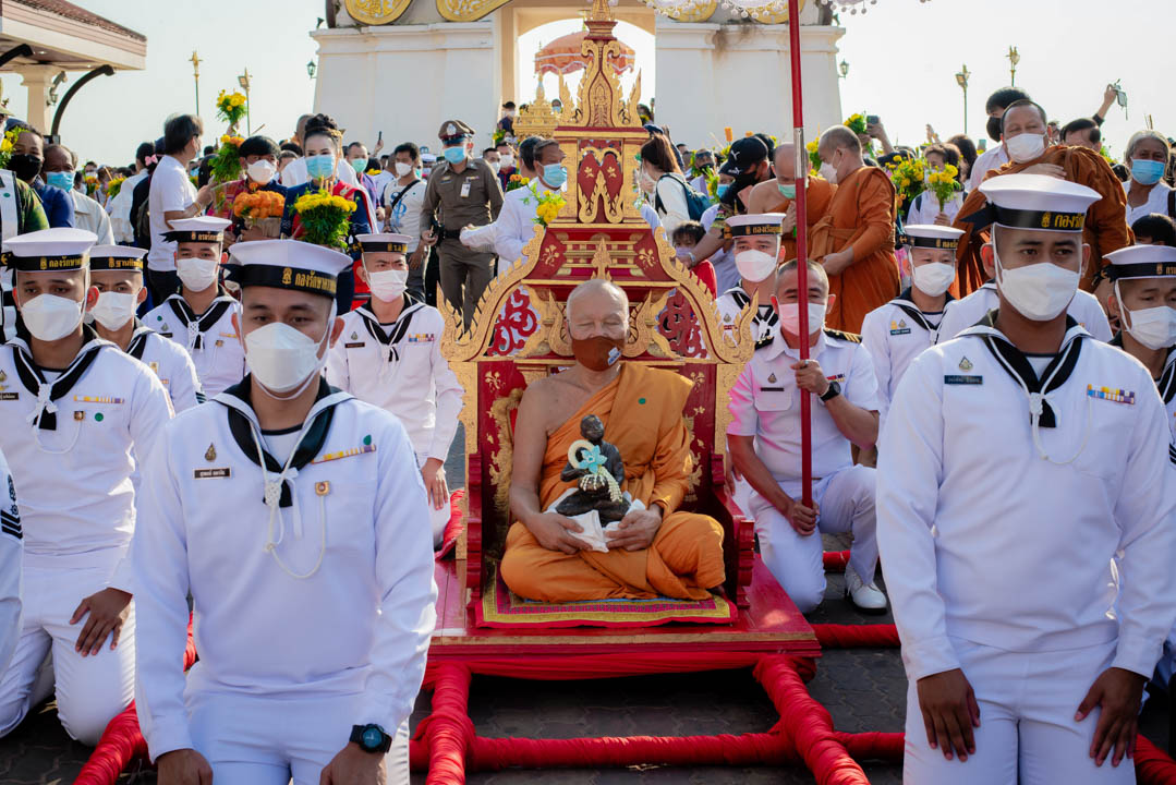 เข้มโควิด! พลังศรัทธายังเนืองแน่น แห่ "พระอุปคุต" งานพระธาตุพนมวันแรก