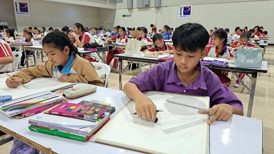เยาวชนกว่า 400 คนประชันฝีมือวาดภาพ “แม่คือฮีโร่ของฉัน” ชิงโล่ผู้ว่าฯ ชลบุรี
