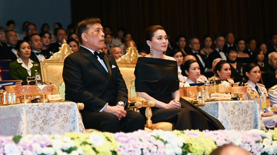 "ในหลวง - พระราชินี" เสด็จฯ ทอดพระเนตรการแสดงคอนเสิร์ตเพลงรักชาติ “ดนตรีแห่งความจงรักภักดี ร้อยดวงใจน้อมรำลึกในพระมหากรุณาธิคุณ” 
