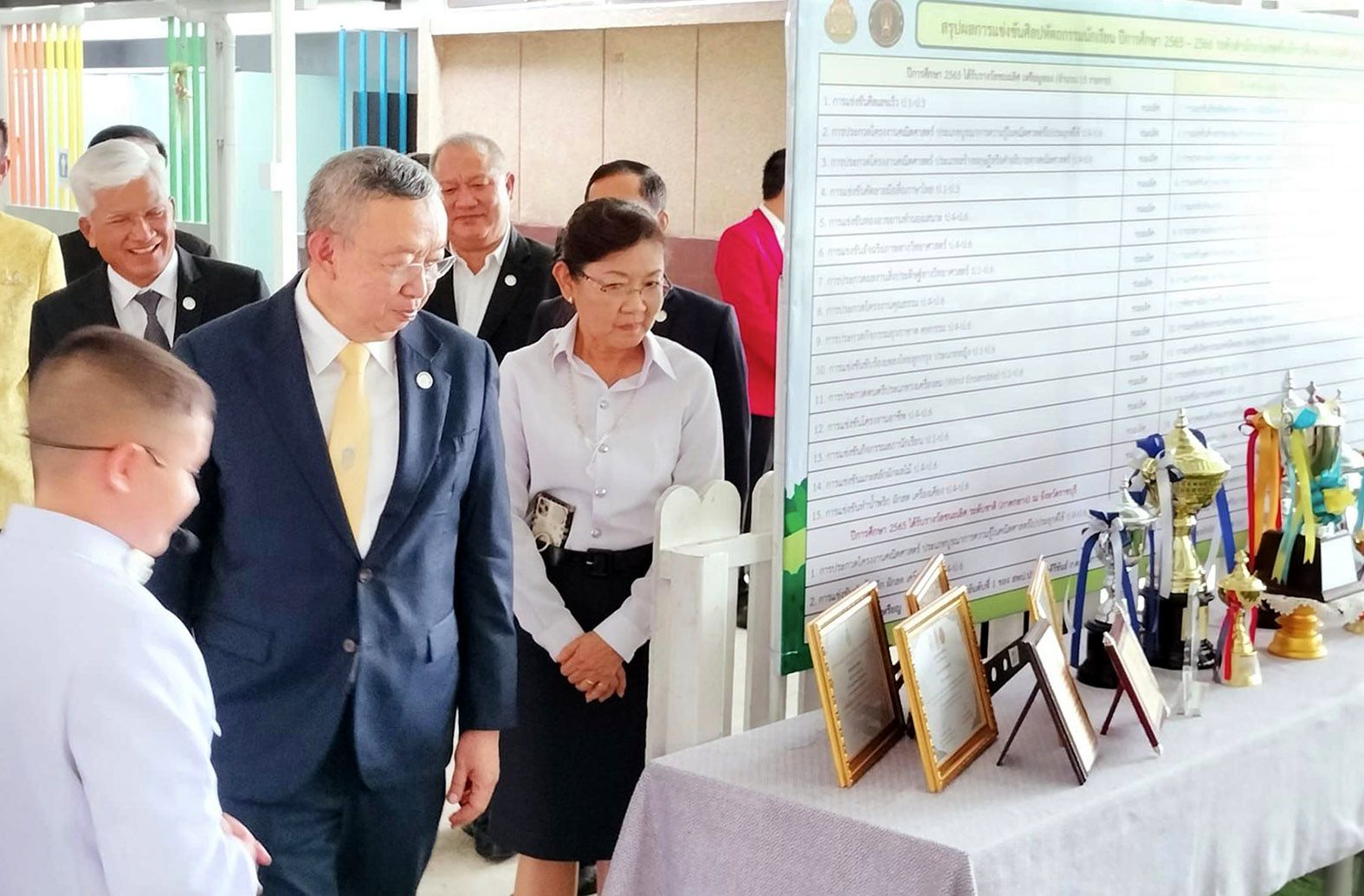 รมว.ศึกษาฯ เยี่ยมชมการดำเนินงานมูลนิธิการศึกษาทางไกลผ่านดาวเทียม หัวหิน 