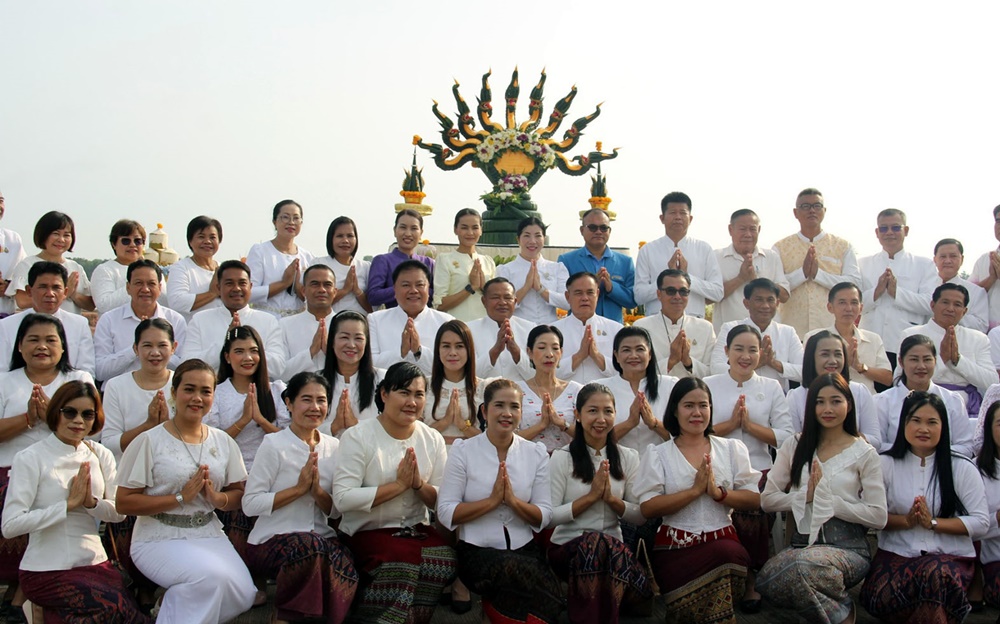 ปลัดจังหวัดบึงกาฬ บวงสรวงสักการะสิ่งศักดิ์สิทธิ์ก่อนแข่งเรือยาวประเพณีไทย-ลาว-เวียดนาม