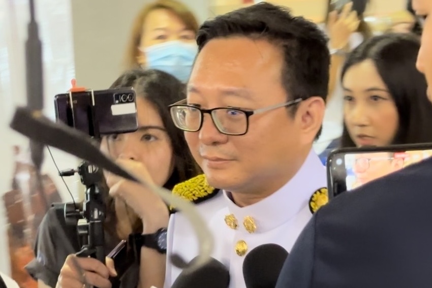 "ก้าวไกล" กระจายตัว ทยอยหนีสื่อ เข้ารัฐพิธีเปิดสภา "ชัยธวัช" บอกให้รอฟังความชัดเจน "ประธานสภาฯ" แถลงสองทุ่มคืนนี้!