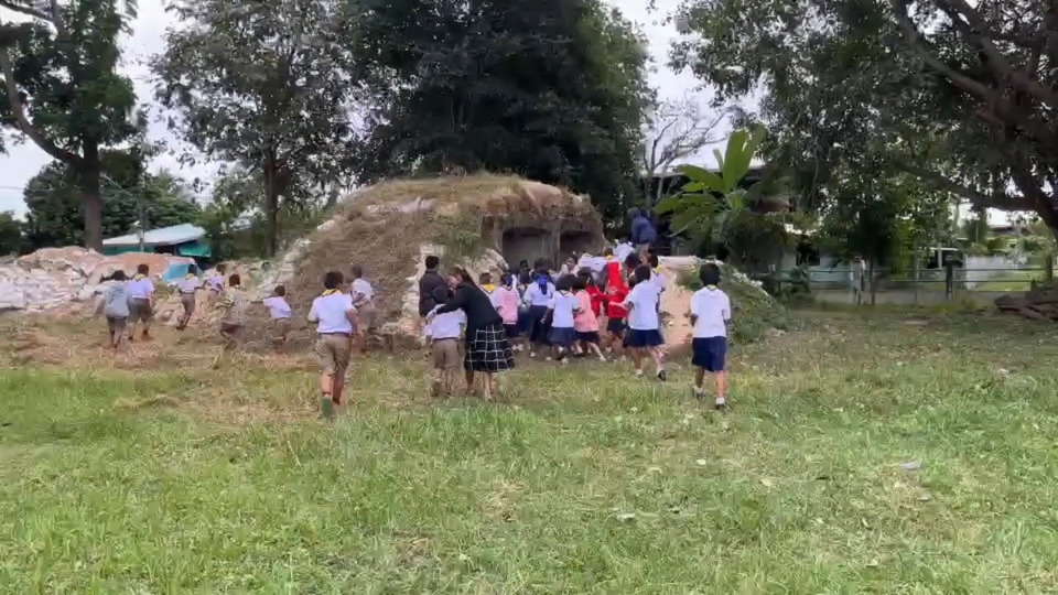 เตรียมพร้อม! โรงเรียนชายแดนสุรินทร์ซ้อมเข้าบังเกอร์รับมือสถานการณ์ตึงเครียด 