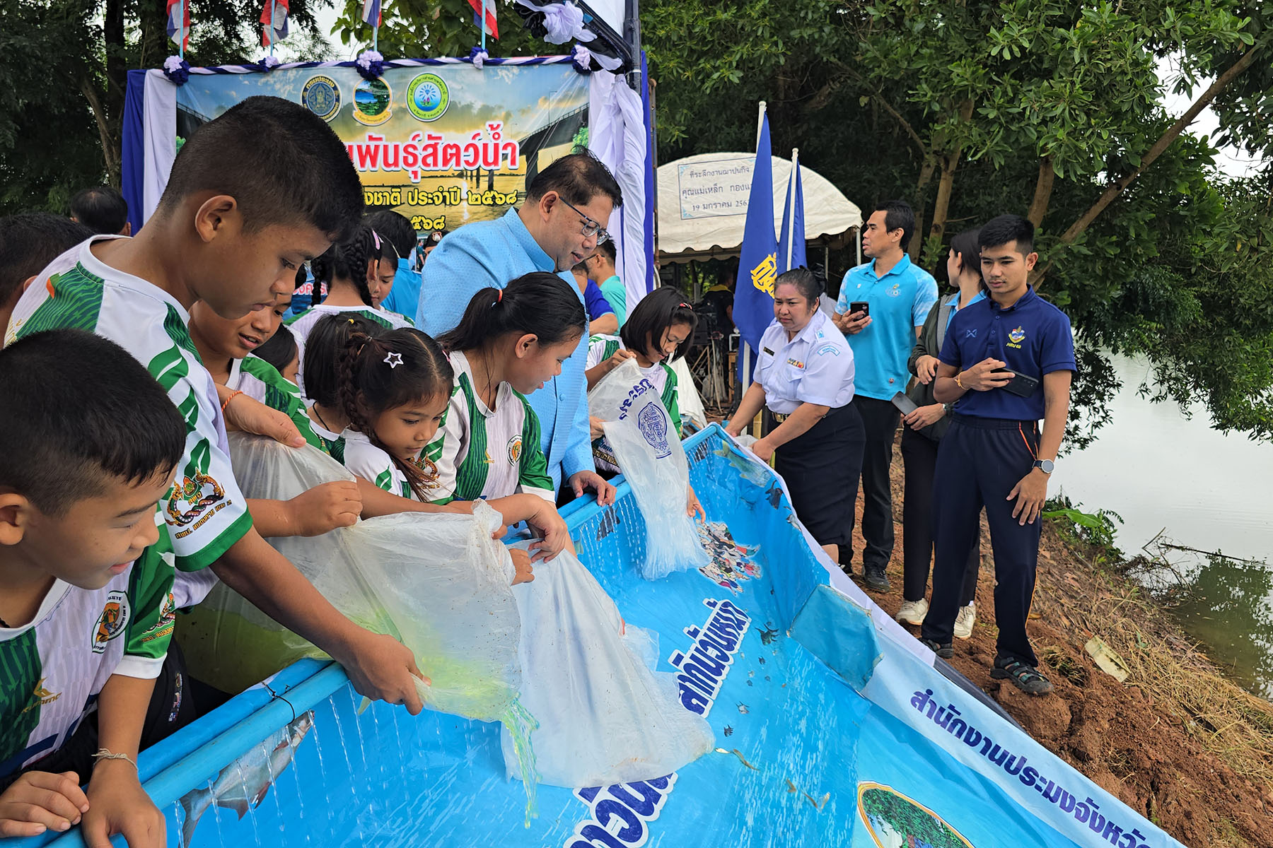 ผู้ว่าฯหนองคายนำประชาชน ปล่อยพันธุ์สัตว์น้ำกว่า 2 แสนตัว เนื่องในวันประมงแห่งชาติ 2568