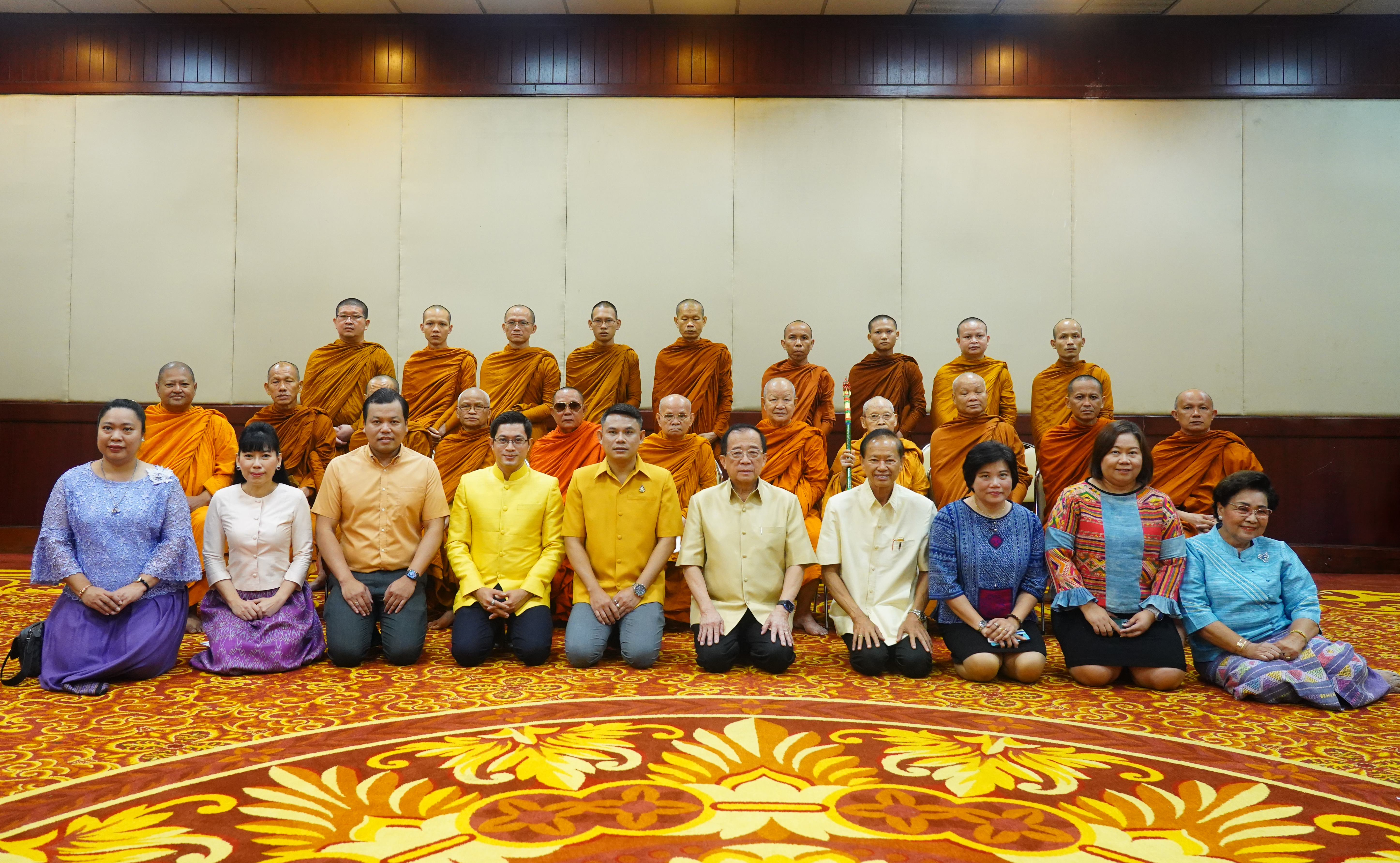 ม.ร. จัดพิธีทำบุญตักบาตรถวายพระราชกุศล เนื่องในโอกาสวันฉัตรมงคล