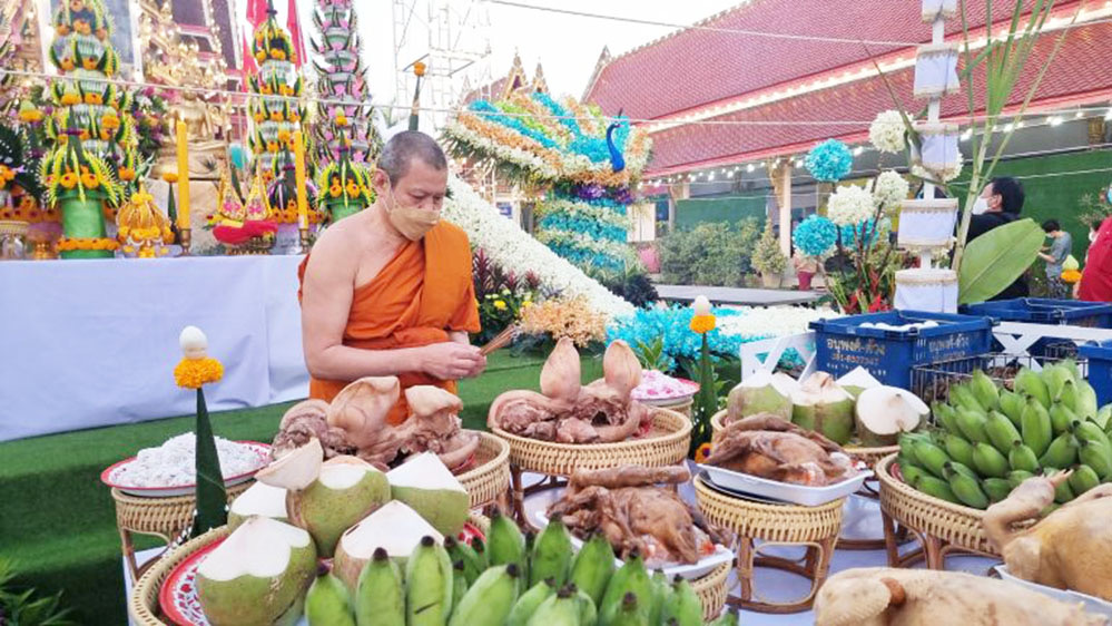 "ชาวหนองนกไข่" จัดงานประเพณีร่วมใจทำข้าวต้มมัด 1 หมื่นชิ้น บวงสรวงถวายพระเจ้าตากสินฯ