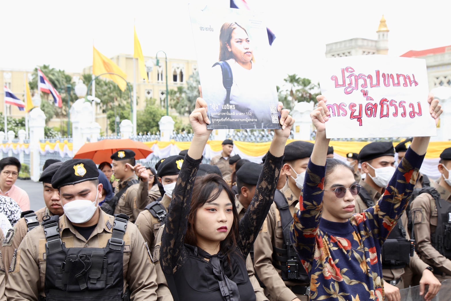 “กลุ่มทะลุวัง” บุกประชิดทำเนียบฯ ทวงถาม ความคืบหน้า การเสียชีวิต “บุ้ง เนติพร“  ก่อน ”ตร.“ ผลักดันออก