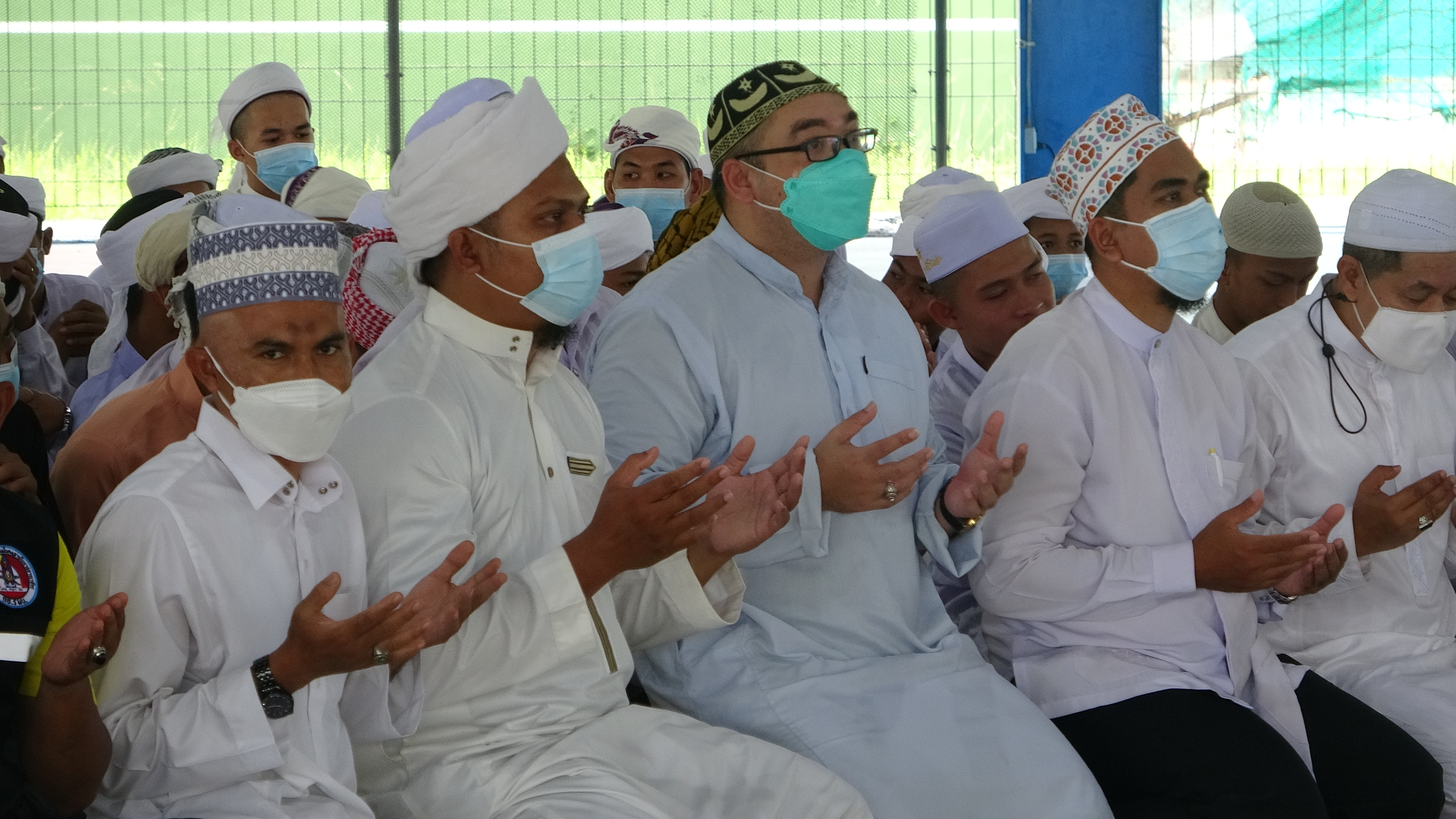ปอเนาะ200คนละหมาดขอพรให้ในหลวง​ ขณะที่รถบรรทุก128คัน นำดินมาถมเพื่อสร้างสนามฟุตบอลแก่ผู้บำบัดยาเสพติด