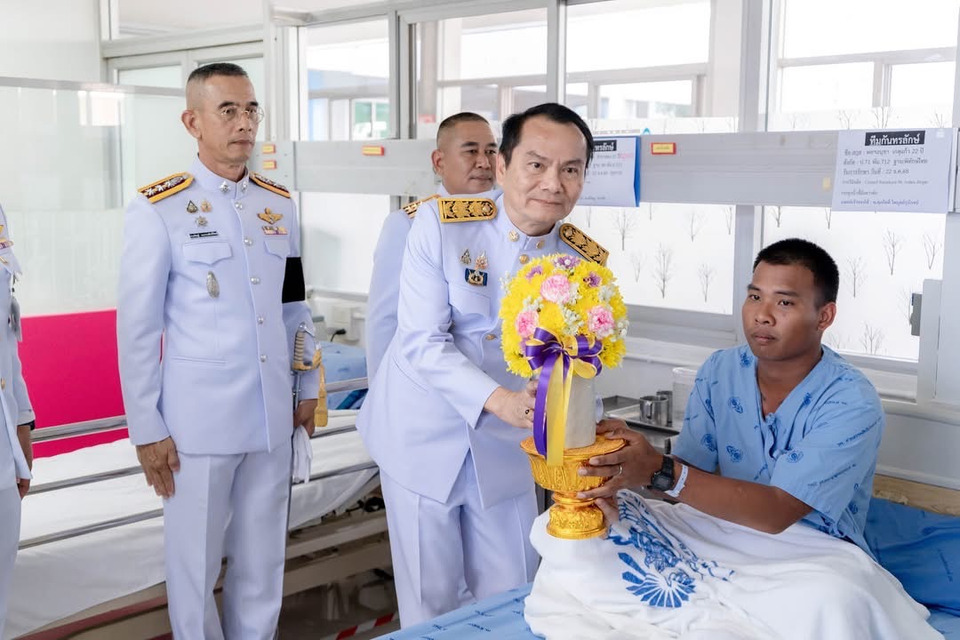 "ในหลวง" โปรดเกล้าฯ ผวจ.อุบลฯ เชิญดอกไม้ ตะกร้าสิ่งของพระราชทาน แก่ผู้บาดเจ็บจากเหตุชายแดนไทยกัมพูชา ทรงรับเป็นคนไข้ในพระบรมราชานุเคราะห์