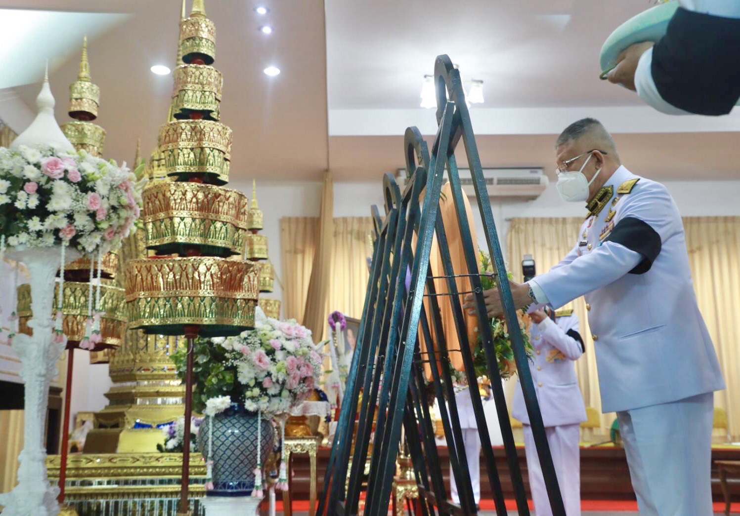 "ในหลวง" โปรดเกล้าฯ ให้ผู้ช่วยราชเลขานุการในพระองค์ อัญเชิญพวงมาลาหลวง หน้าหีบศพ "ผู้ว่าฯ หมูป่า"