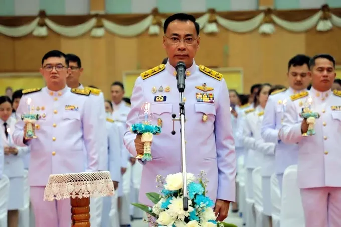 พ่อเมืองยโสธร นำจุดเทียนชัยถวายพระพรชัยมงคล เนื่องในโอกาสวันเฉลิมพระชนมพรรษา 92 พรรษา