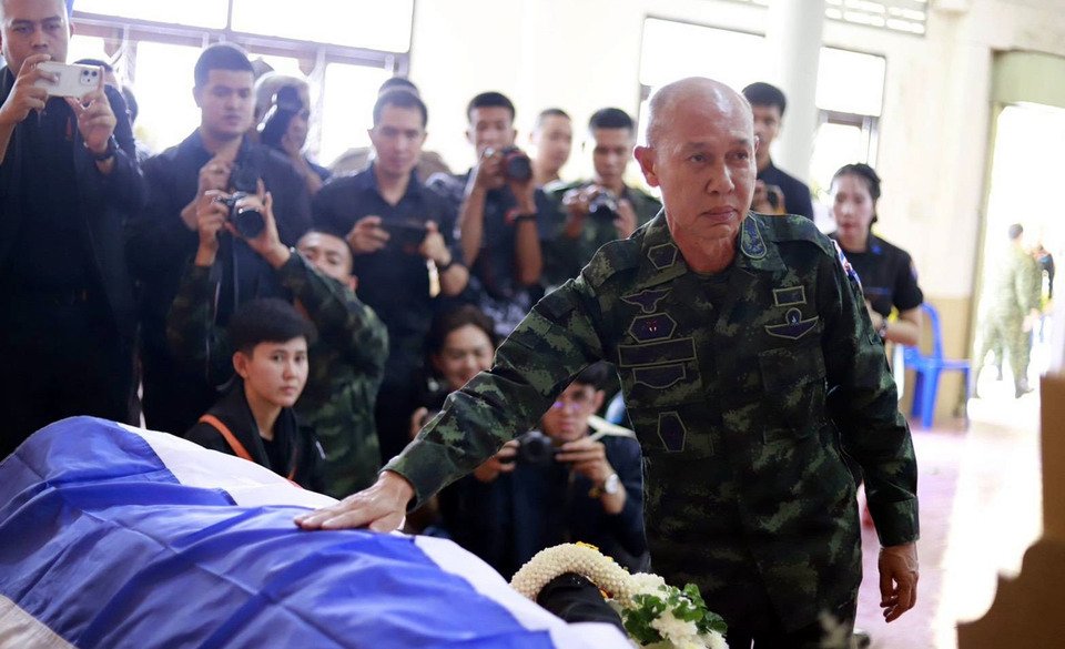 พิธีรดน้ำศพ อส.ทพ.วุฒิพงศ์ วีรชนชายแดนใต้ โศกเศร้า กอ.รมน.ภาค 4 ส่วนหน้า สดุดีความเสียสละ