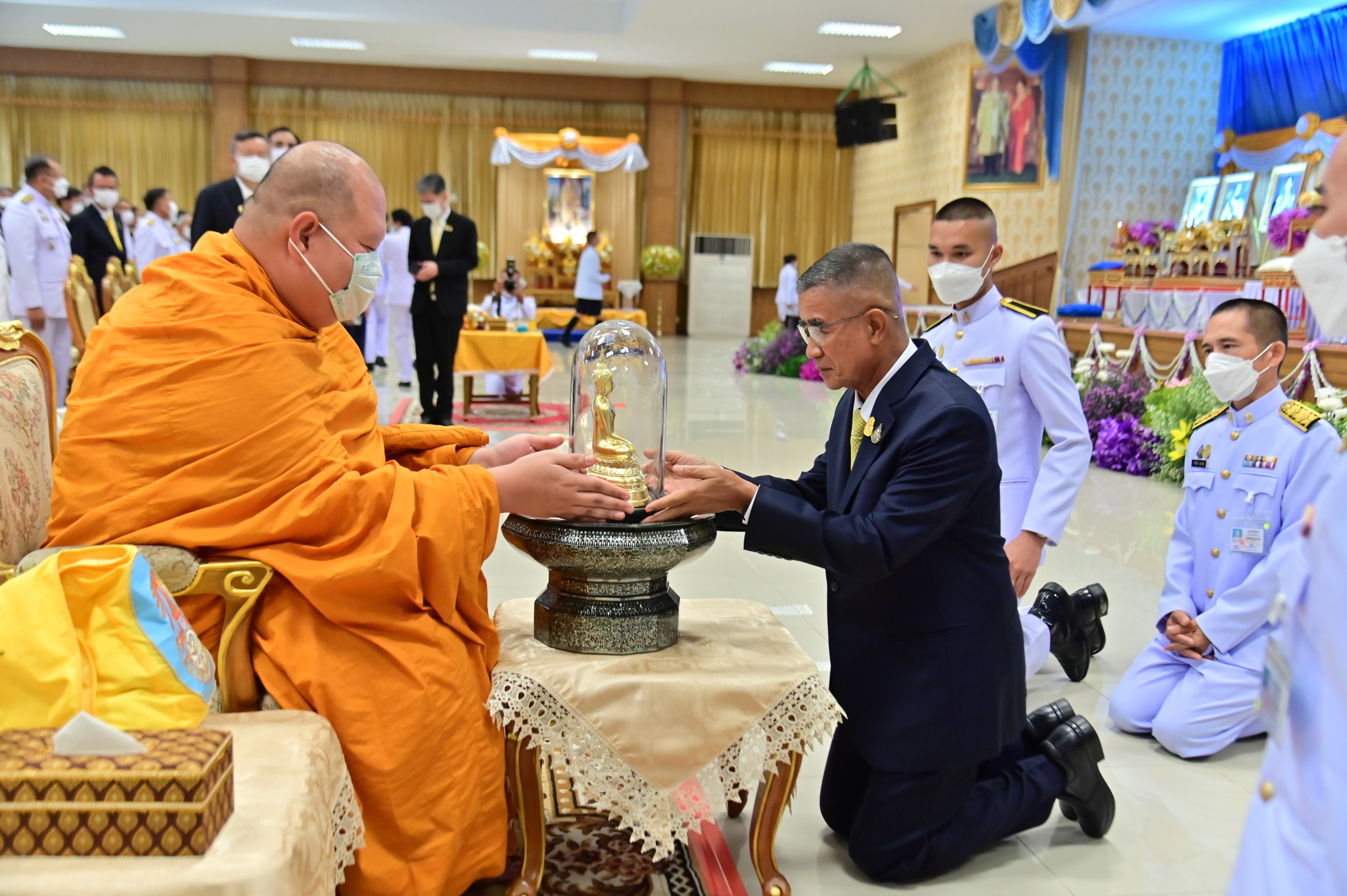 ในหลวง โปรดเกล้าฯ พระราชทานผ้าไตรและเครื่องไทยธรรม ครบรอบ 60 ปี วันพระราชทานกำเนิดโรงเรียน ภ.ป.ร. ราชวิทยาลัย 