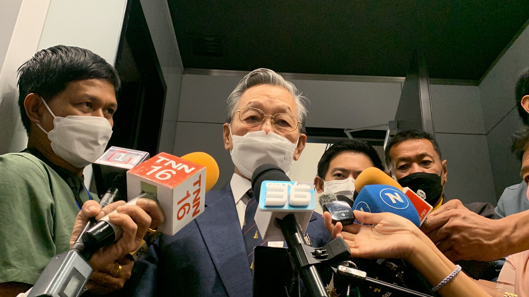 "ชวน" ถกวิป 3 ฝ่ายเตรียมประชุมสภาฯ หวังงานราบรื่นไม่สะดุด พูดเป็นนัยเว้น "ยุบสภา" ก่อน