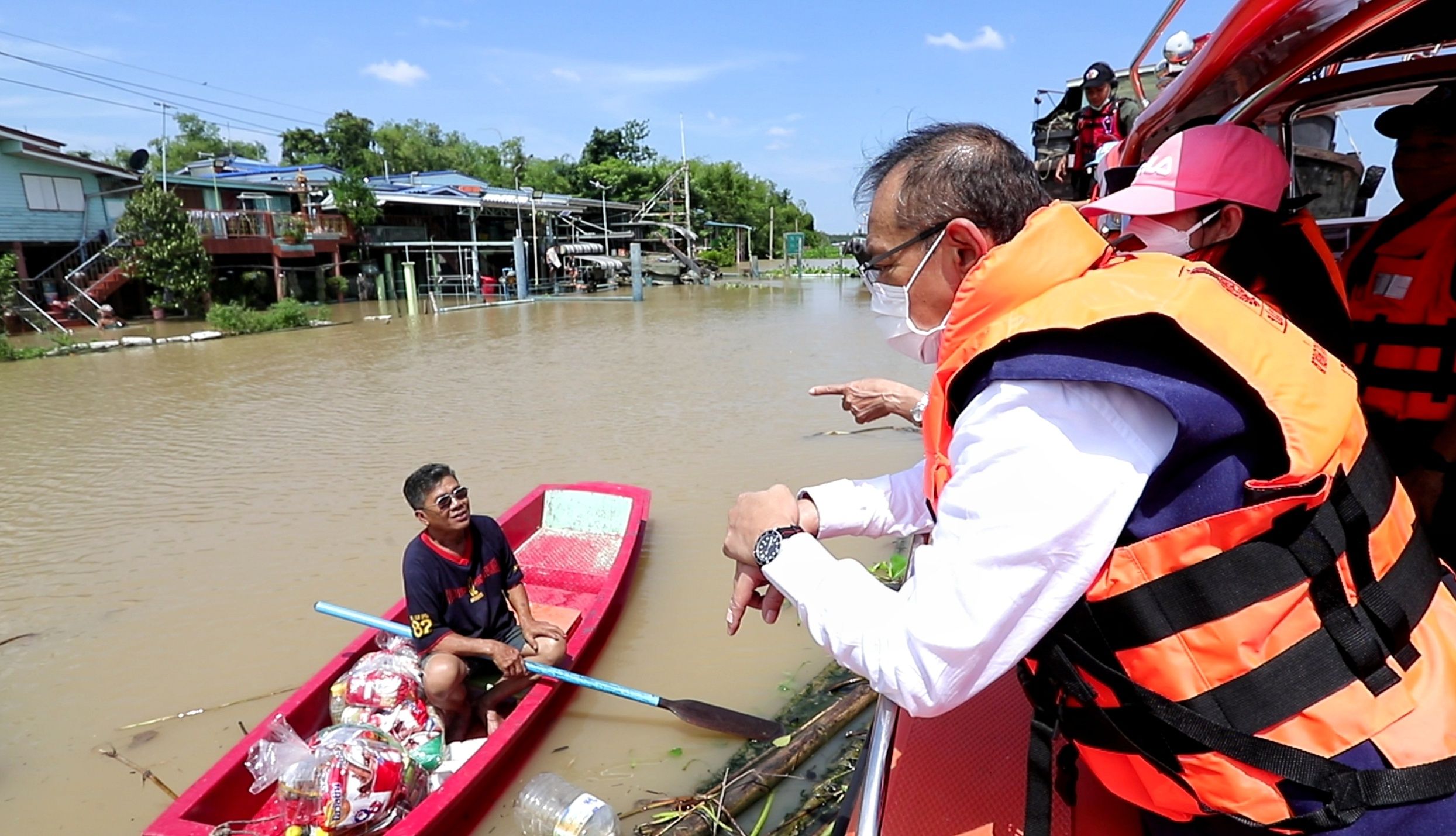 ผู้ว่าฯหมูป่าลุยตรวจน้ำท่วมมั่นใจไม่เท่าปี54สั่งเข้มเรือทุกชนิดขับช้าป้องน้ำกระแทกบ้านประชาชน 