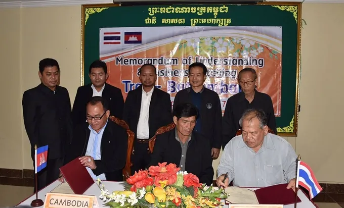 ตราด MOU เพิ่มประสิทธิภาพและขยายการตลาดผลผลิตทางการเกษตรของสถาบันเกษตรกรสู่ประชาคมเศรษฐกิจอาเซียน           