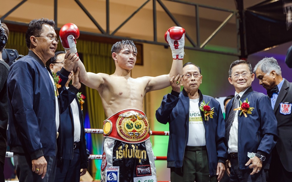 "เผด็จศึก" ป้องกันแชมป์ IBF สำเร็จ!! "ศึกกำปั้นสะท้านโลก" ฉลอง 90 ปี มหาวิทยาลัยแม่โจ้ 
