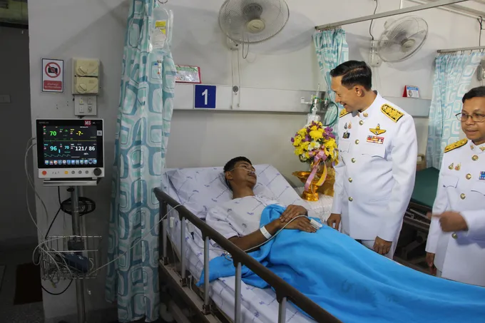 ผู้ว่าฯนราธิวาส เชิญดอกไม้ และตะกร้าสิ่งของพระราชทานมอบแก่ ตำรวจที่ได้รับบาดเจ็บจากเหตุคนร้ายใช้ อาวุธปืนลอบยิงมาทางด้านหลังฐานปฏิบัติการบ้านรอตันบาตู 
