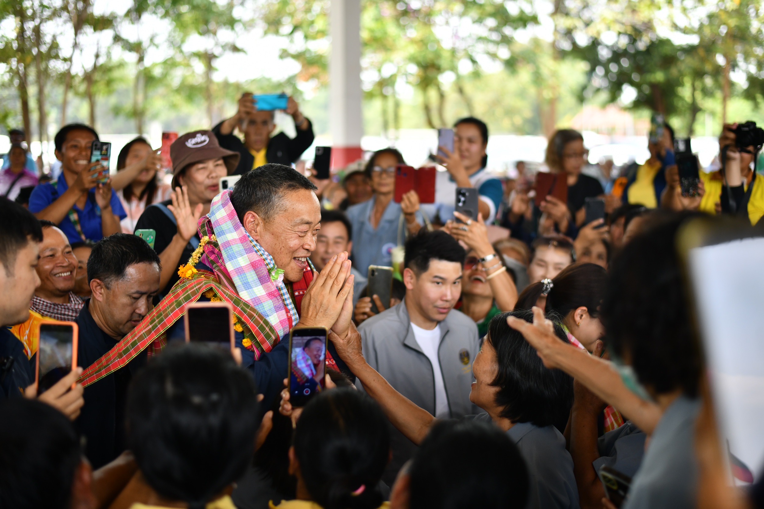 “นายกฯ” พบชาวหนองพอก อวดผลงาน 10 เดือนราคาพืชผลการเกษตรดี เตรียมบรรจุอ่างเก็บน้ำในแผนงาน สทนช.