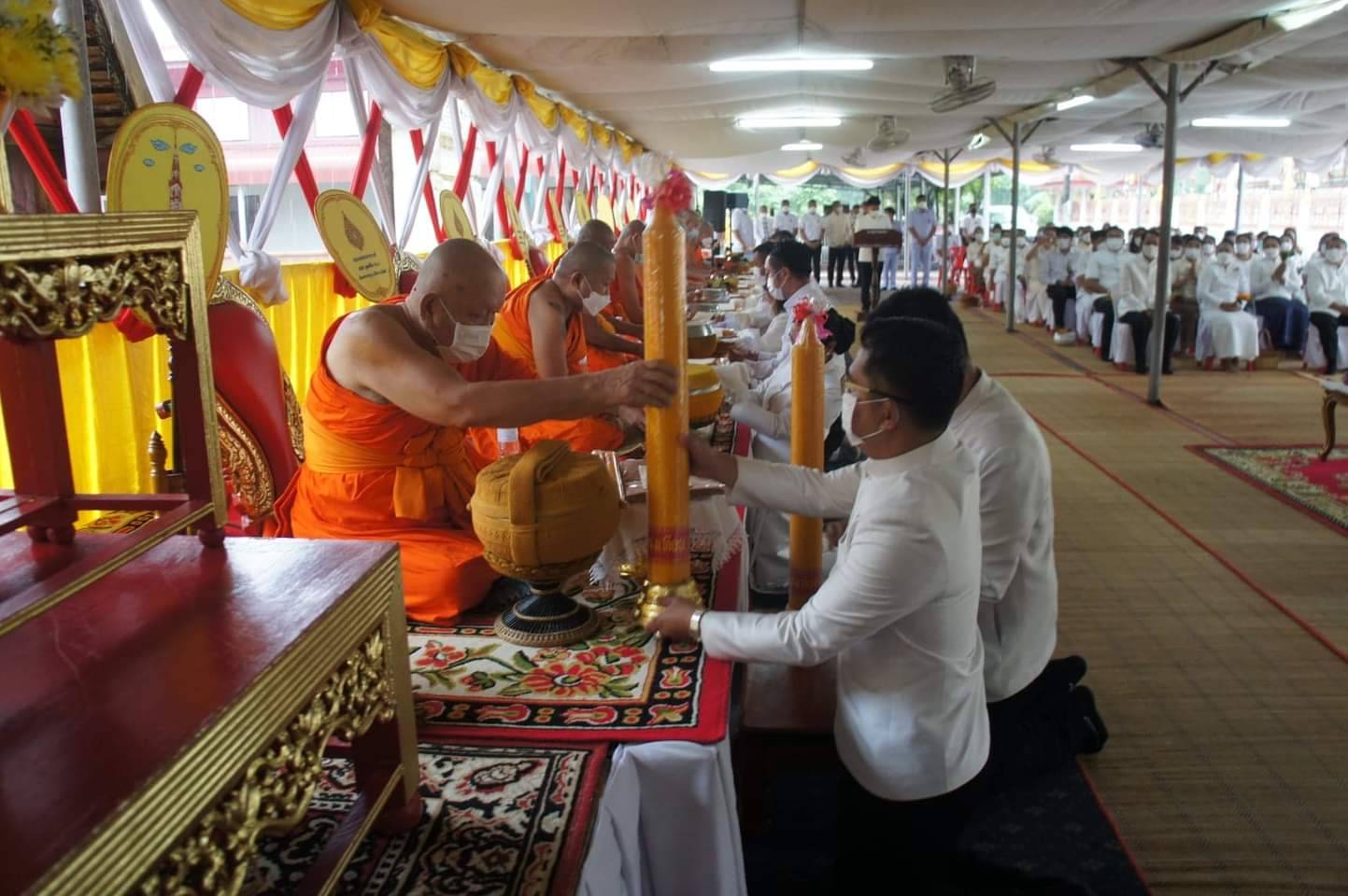 รองผู้ว่าฯยโสธรนำภาครัฐและเอกชนตลอดจนประชาชนทำบุญตักบาตร ถวายเทียนพรรษา