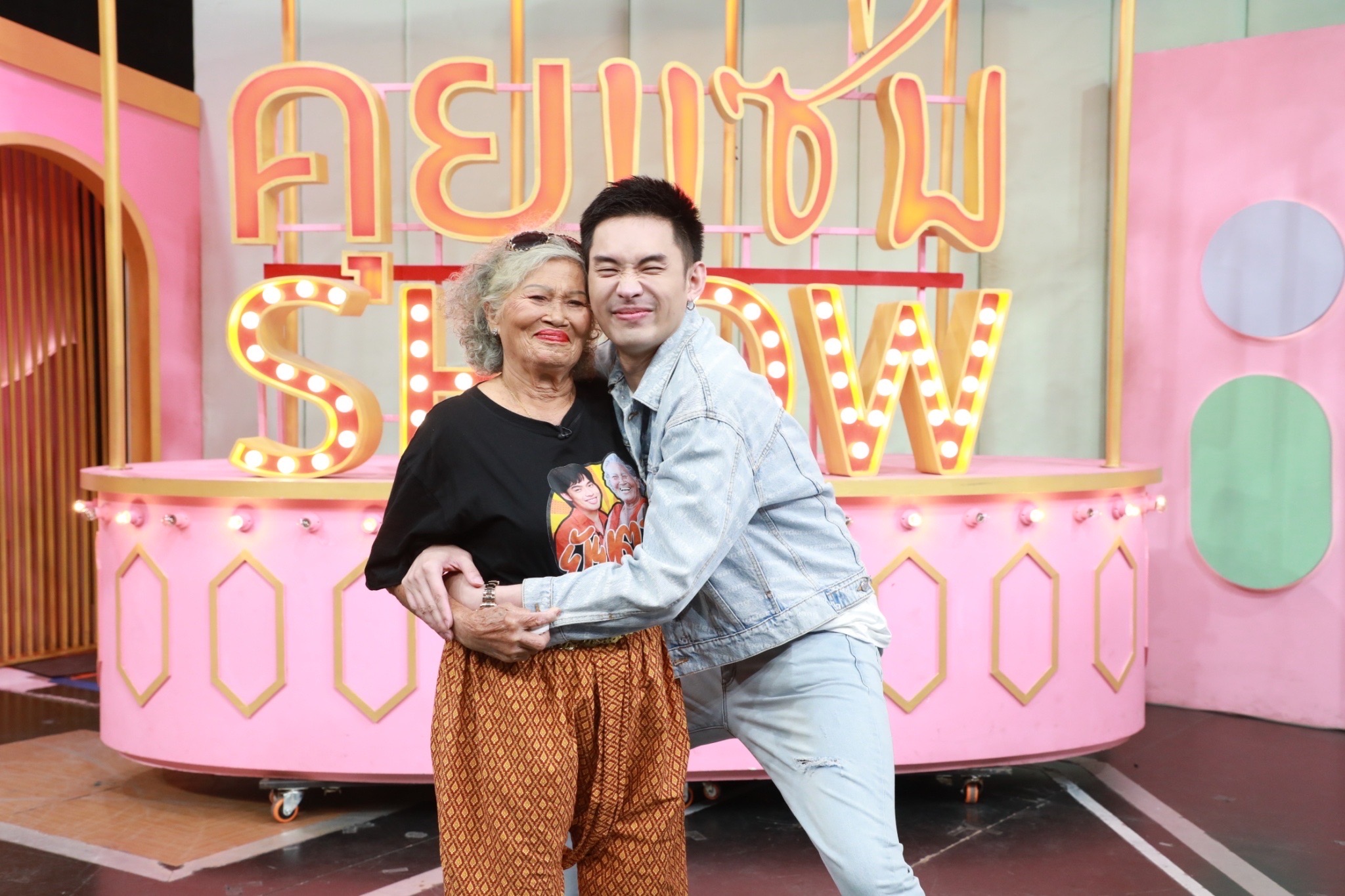 'ดีเจมะตูม' ควง 'คุณยายอนงค์' เปิดชีวิตช่วงโควิด แม่โดนด่า ยายต้องปิดร้าน ไม่มีใครกล้าเข้าใกล้!