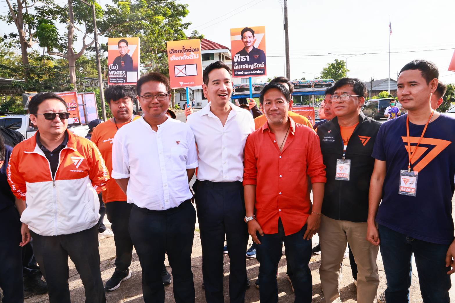 "พิธา" พา "โย พงศกร"สมัครเลือกตั้งซ่อม ส.ส.ระยอง เขต 3 ด้อมส้มต้อนรับแน่น มอบลอตเตอรี่ให้ 2 ใบ เลขตรงอายุพอดี