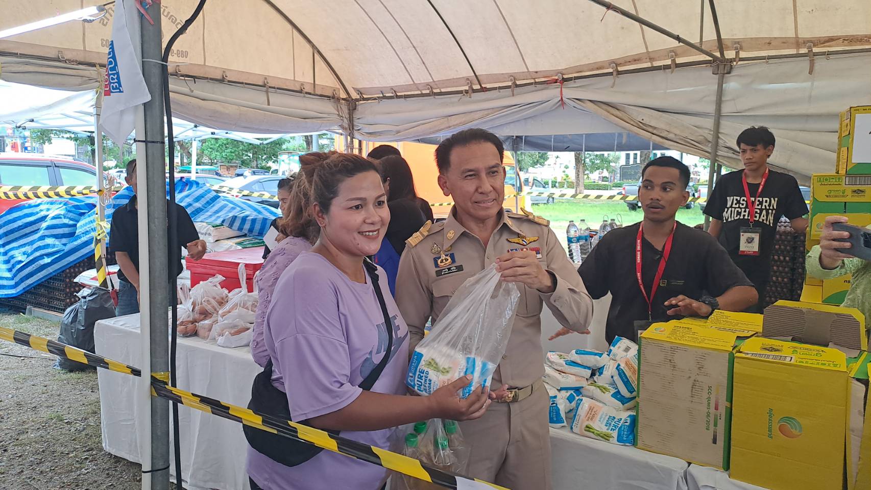 ชาวพังงาแห่ช้อปของกินของใช้โครงการพาณิชย์ลดราคา ออนทัวร์ ทั่วไทย LOT 21 ที่สนามหน้าศาลกลางหลังเก่า