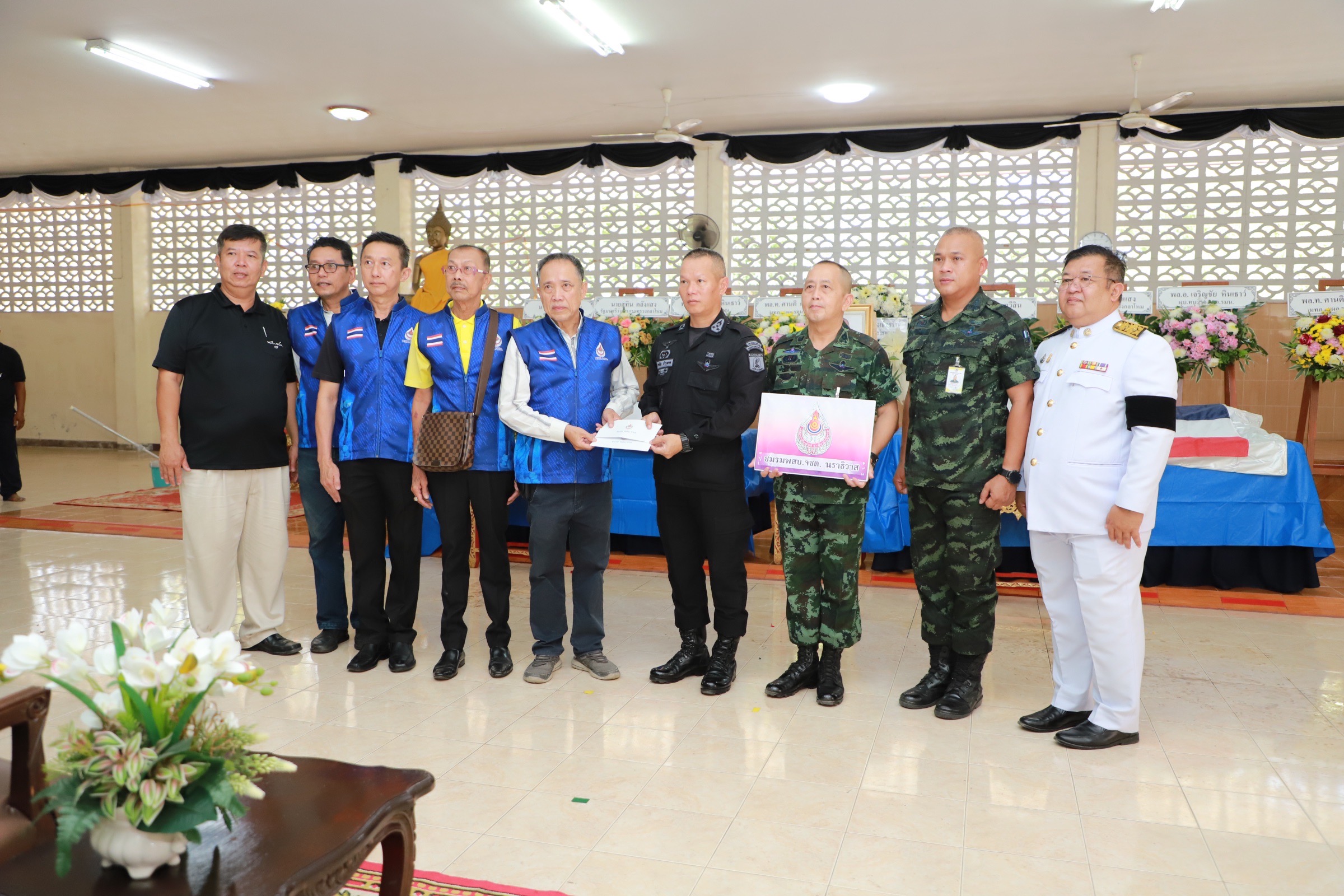 รองผู้ว่าฯ นราธิวาส เป็นผู้แทนพิธีรดน้ำศพอาสาสมัครทหารพราน ทั้ง 2 นายเสียชีวิตขณะปฏิบัติหน้าที่ จากเหตุการณ์ไม่สงบในพื้นที่ตำบลบาตง 