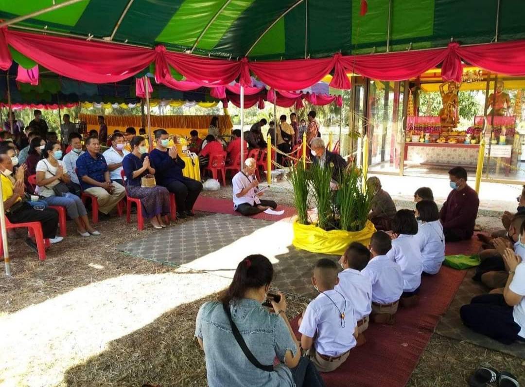 นอภ.คลองเขื่อนทำบุญไหว้พระแม่ธรณีบีบมวยผมและพระแม่โพสพ