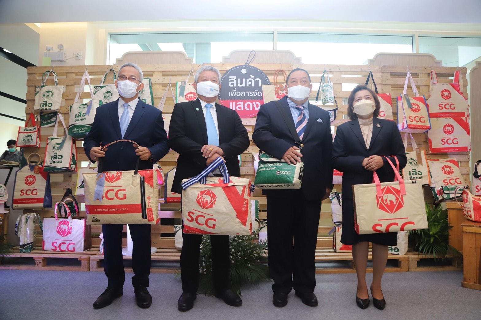 พม.ร่วมกับเอสซีจีส่งเสริมอาชีพและสร้างรายได้ให้คนไร้ที่พึ่ง  สร้างมูลค่าเพิ่มให้กับถุงปูนซีเมนต์รอการทำลาย