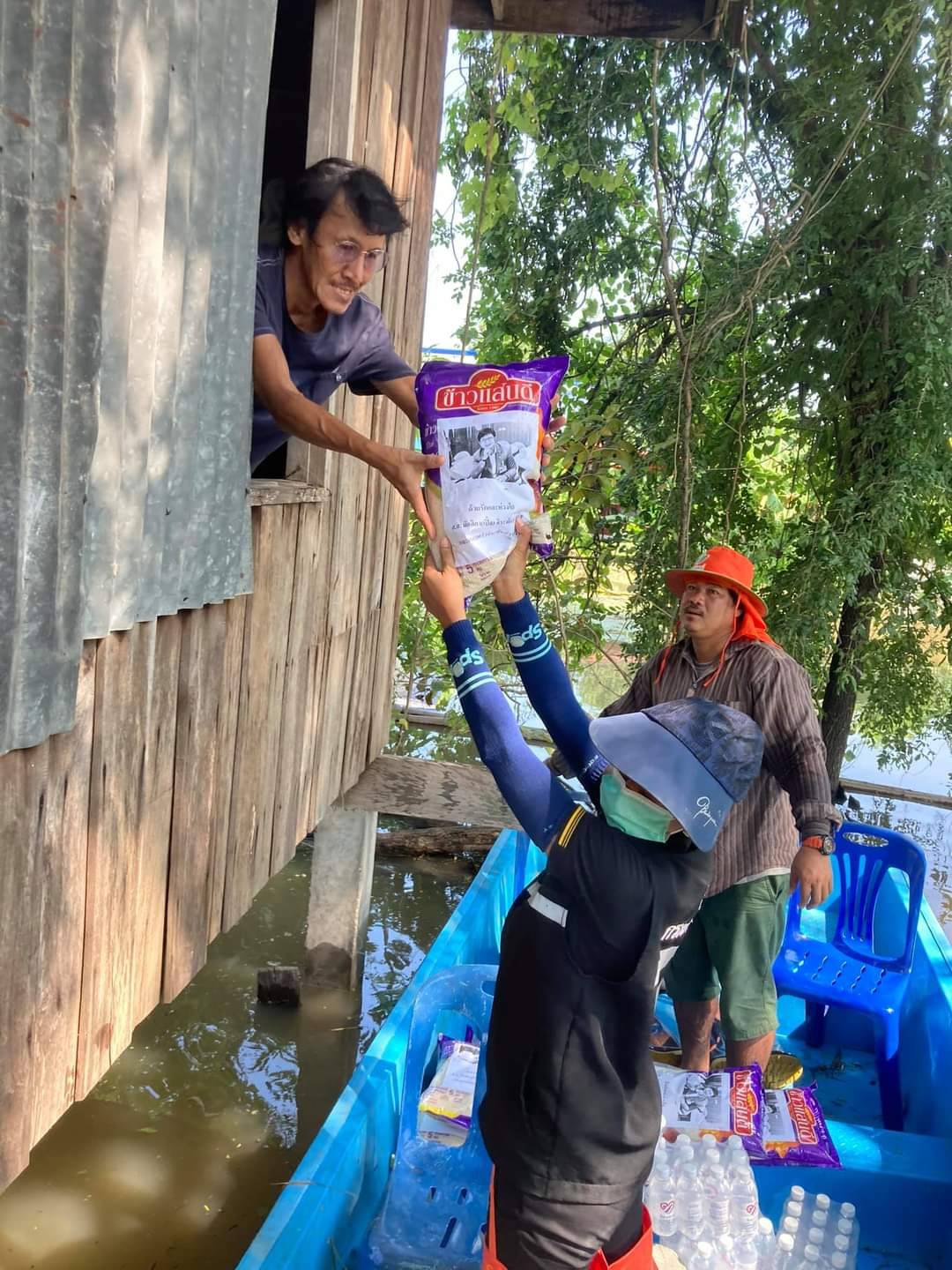 ตำบลหนองทรายขาวบ้านหมี่ลพบุรี น้ำยังท่วมสูง กำนัน เร่งช่วยเหลือประชาชน